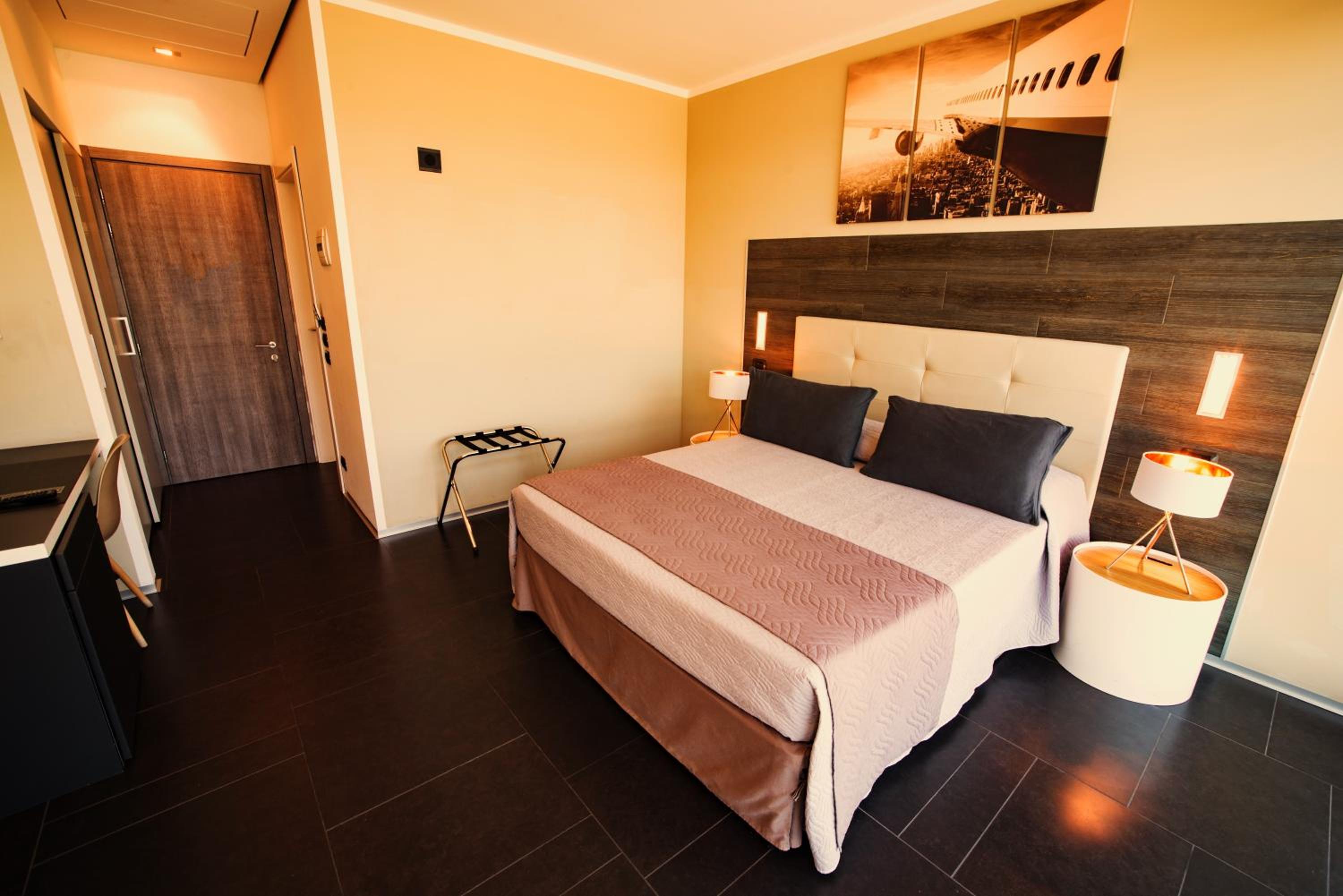 Deluxe Double Room Single Use (1 Adult) photo 3