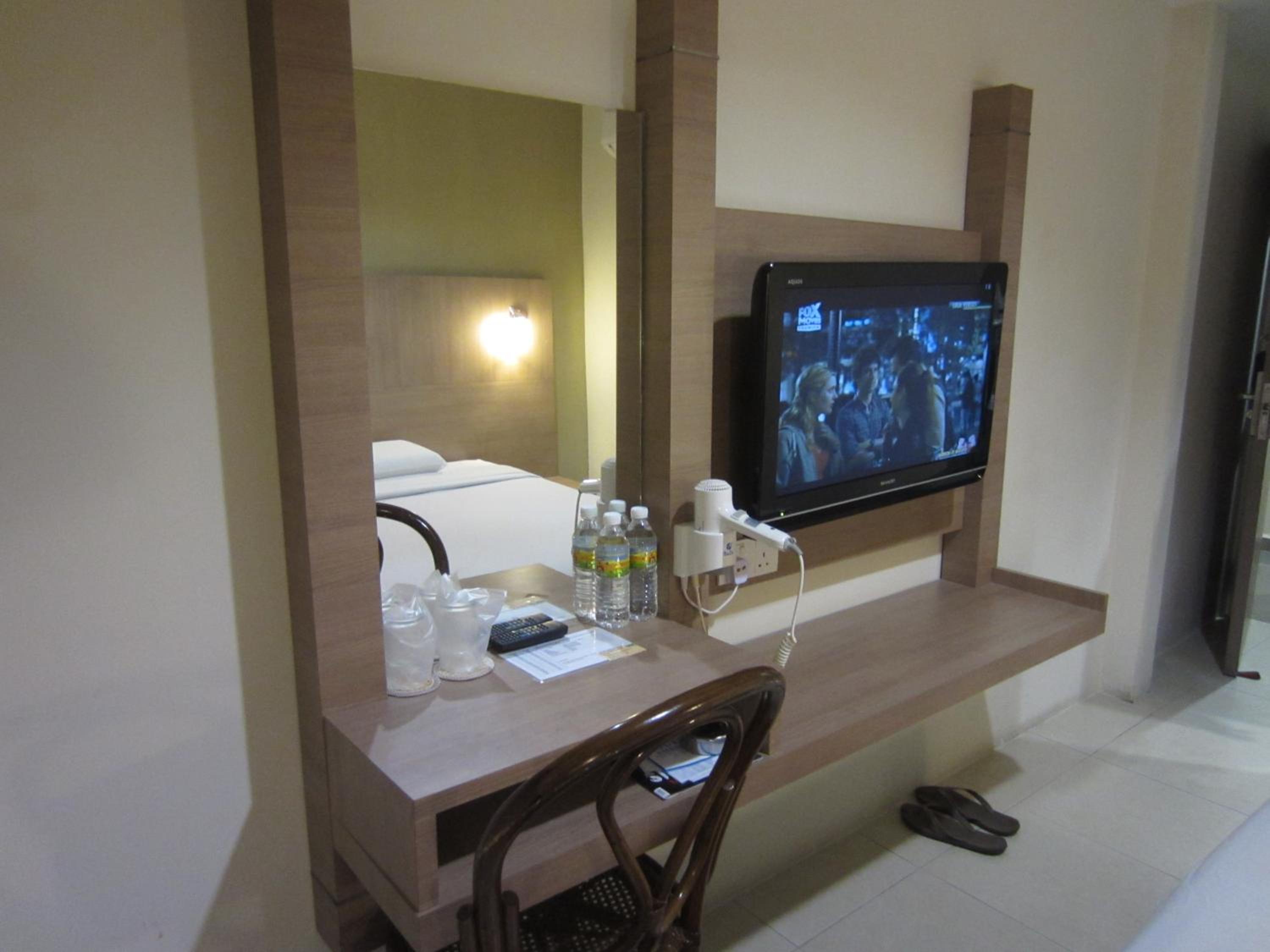 Deluxe King Room without Window photo 3