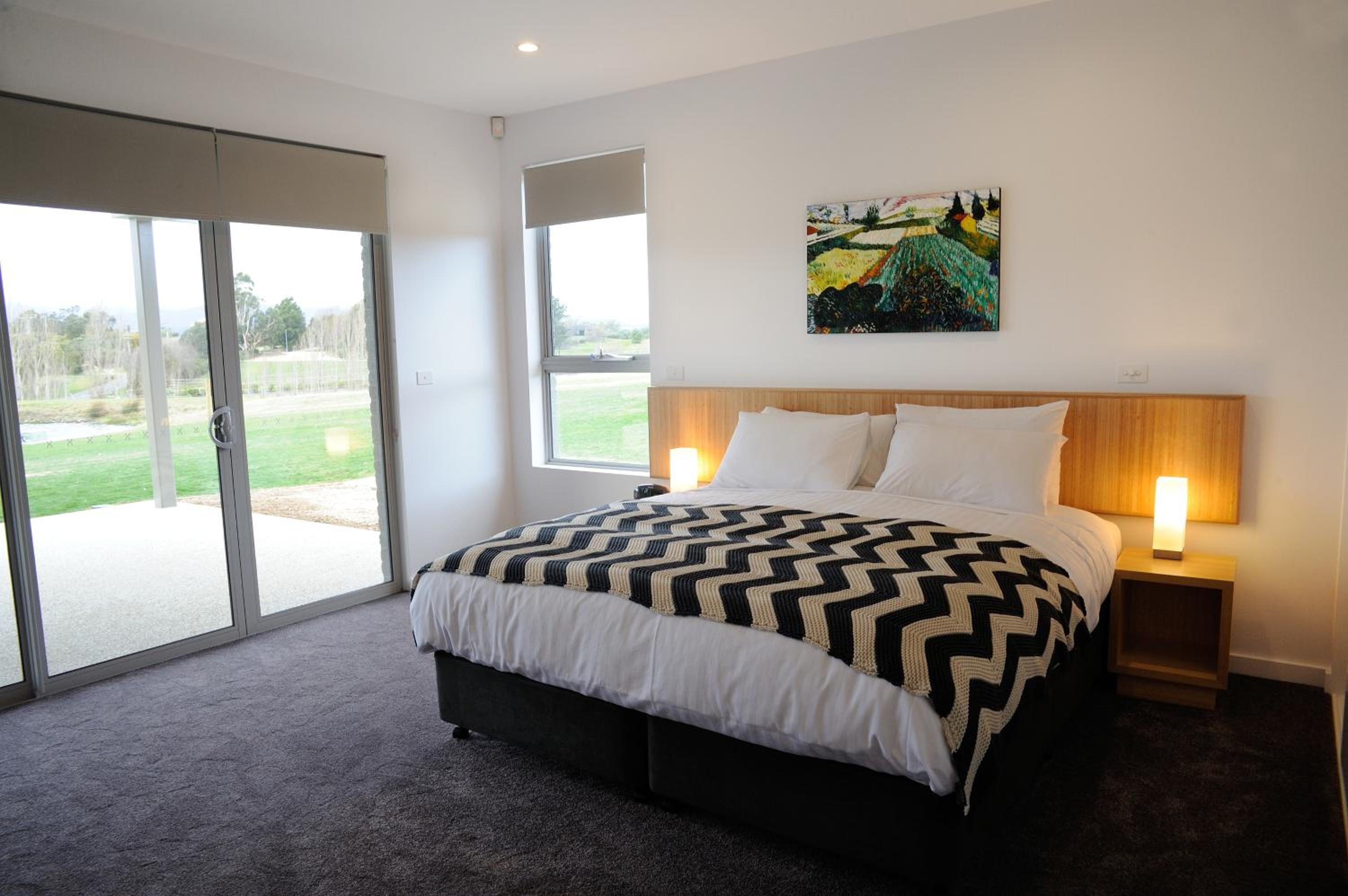 One-Bedroom Apartment-White Hills  photo 3