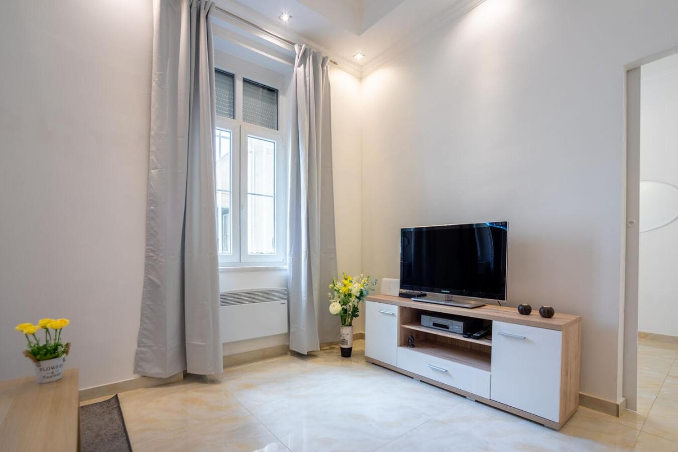 Studio Apartment - Photo 2