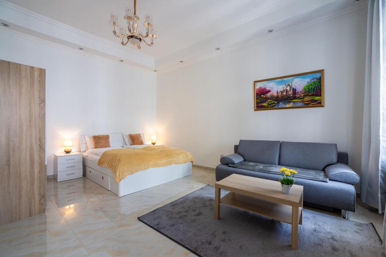 Studio Apartment - Photo 1