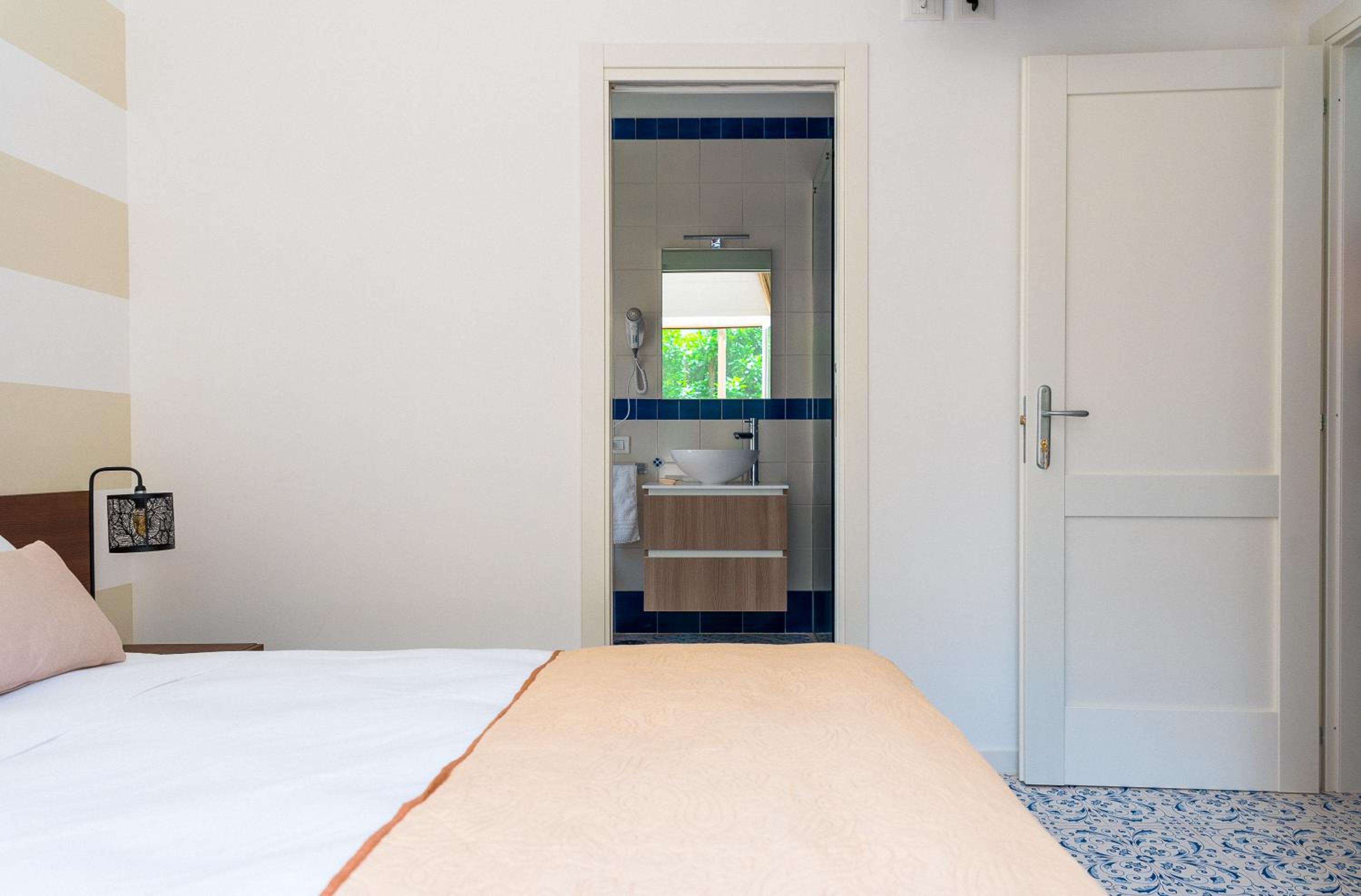 Deluxe Double Room with Balcony - Photo 19
