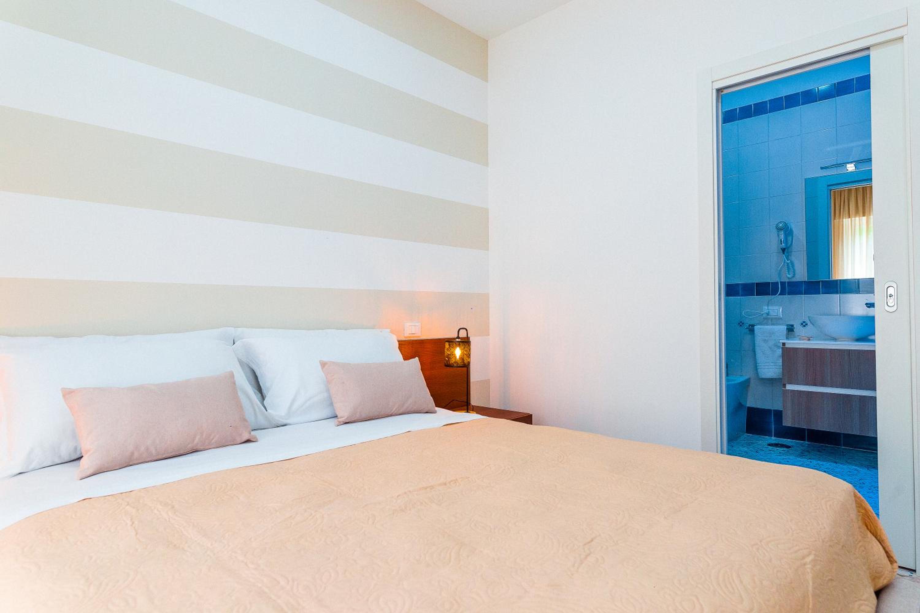 Deluxe Double Room with Balcony - Photo 27
