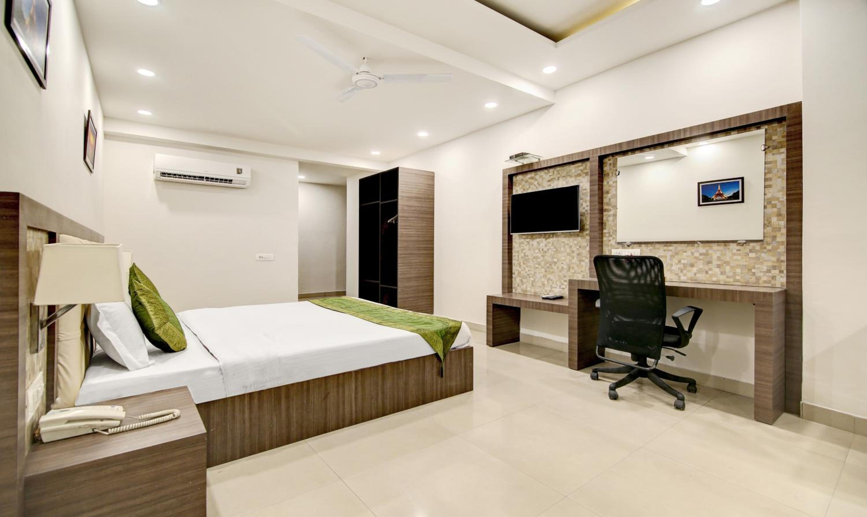 [Sanitized] Deluxe Double Room photo 3