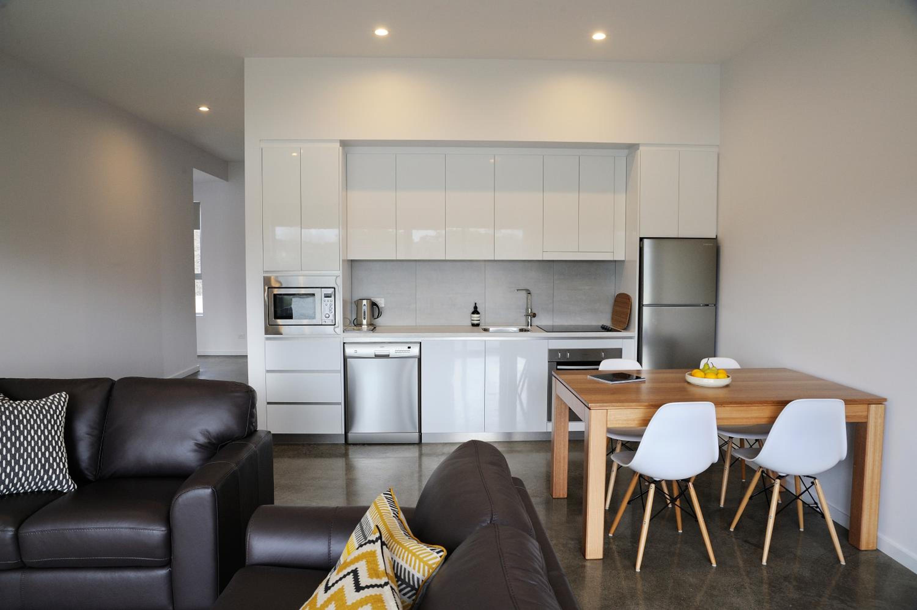 One-Bedroom Apartment-White Hills  photo 2