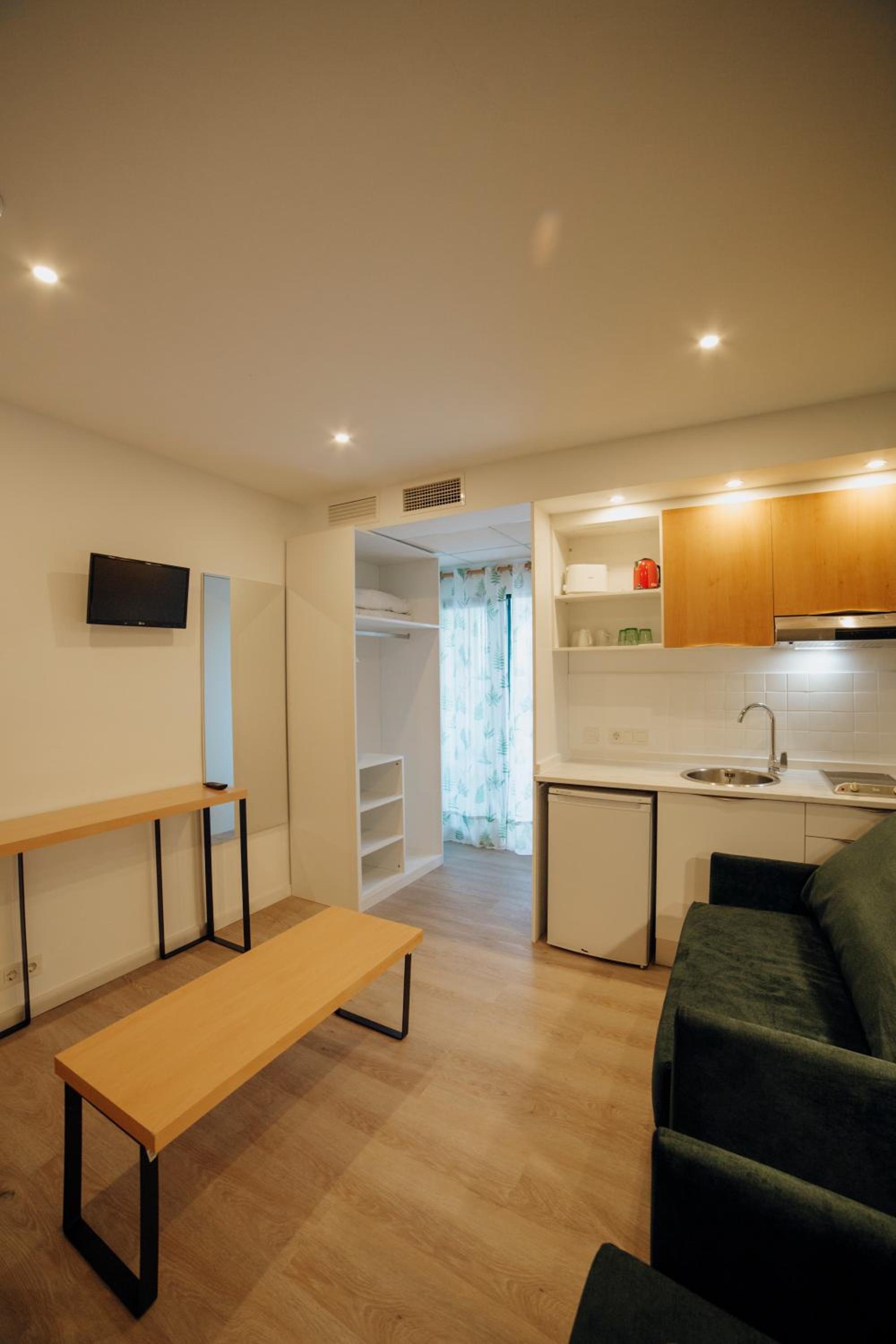 Studio with Balcony (2 Adults) photo 3