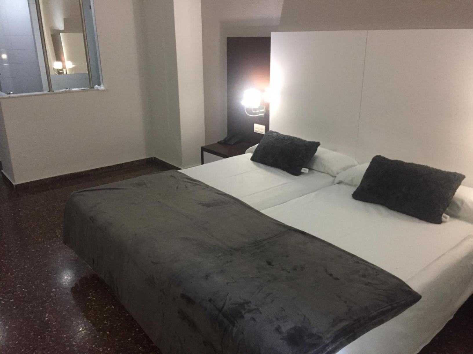Deluxe Room - Photo 3