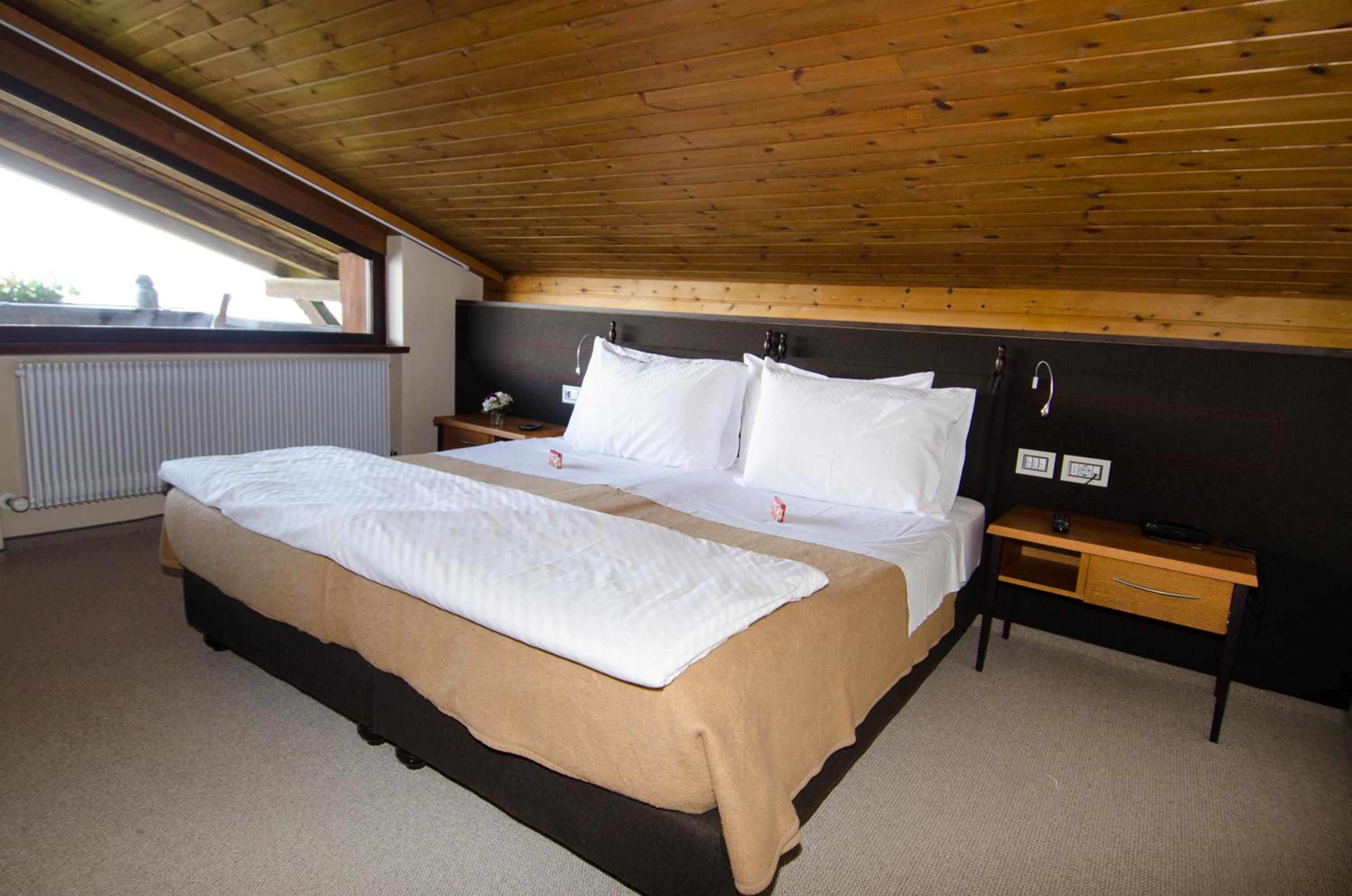 Deluxe King Suite photo 1
