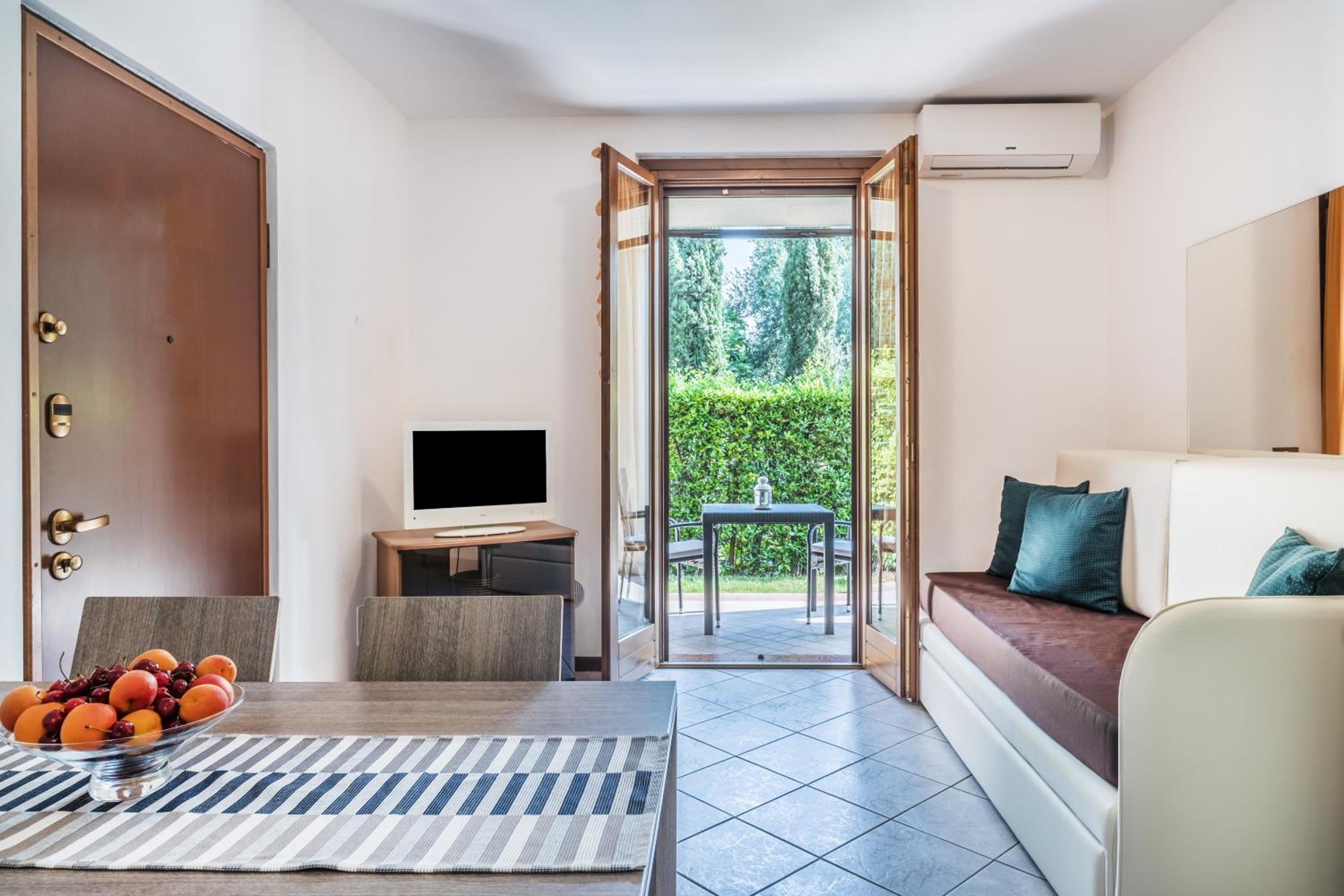  One-Bedroom Apartment with Private Garden - Photo 13