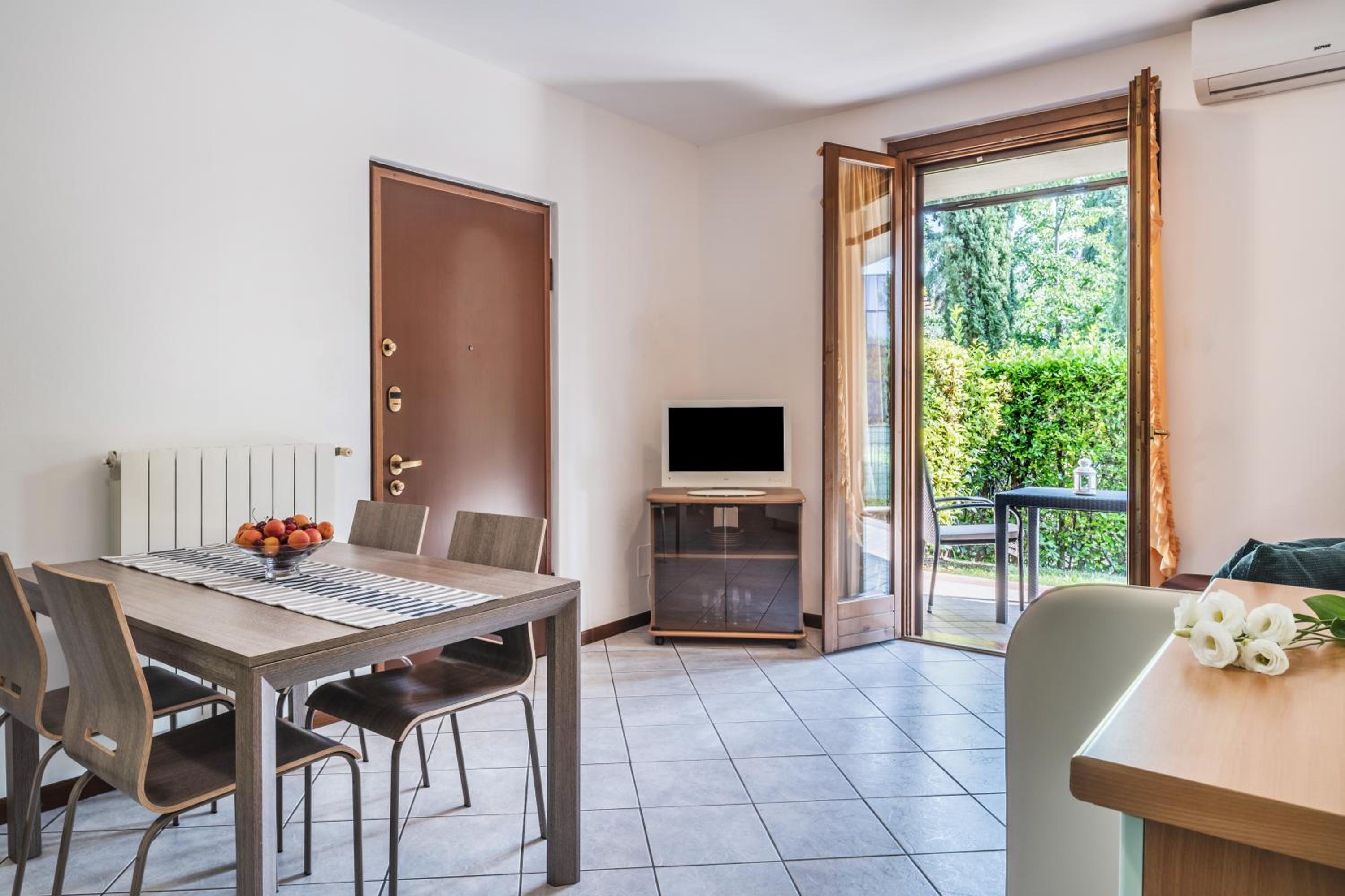 One-Bedroom Apartment with Private Garden - Photo 12