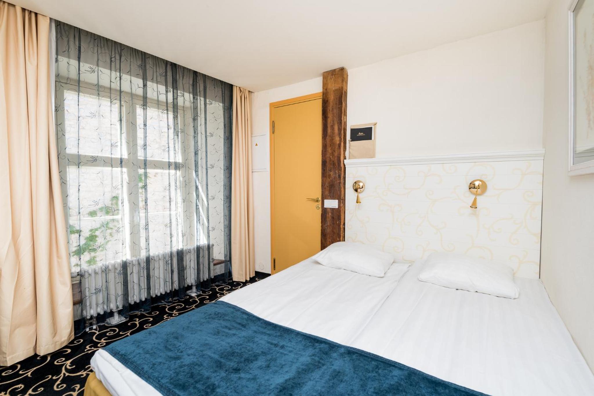 Standard Double or Twin Room with Free Parking - Photo 11
