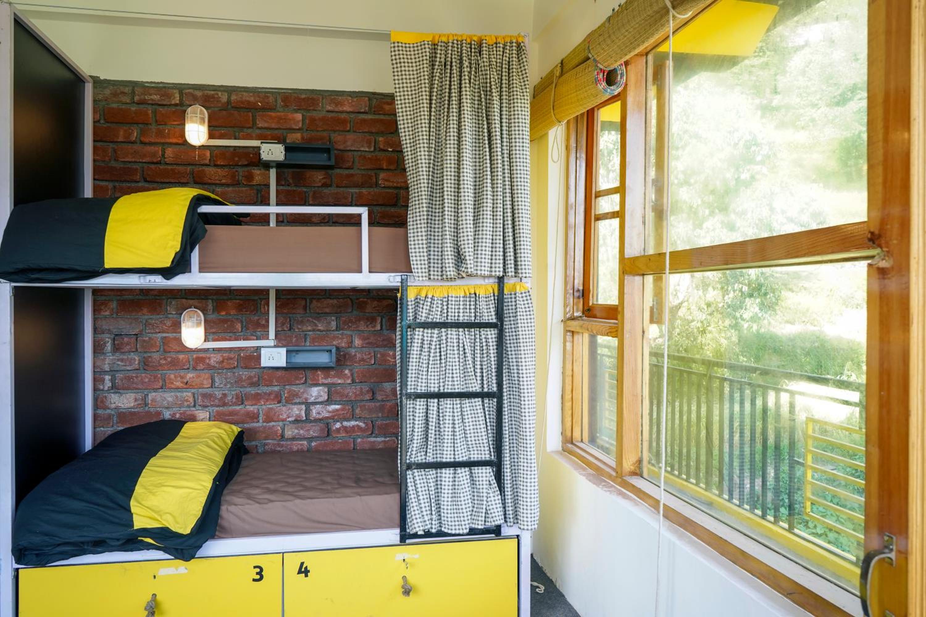 Bed in 6-Bed Mixed Dormitory Room photo 1
