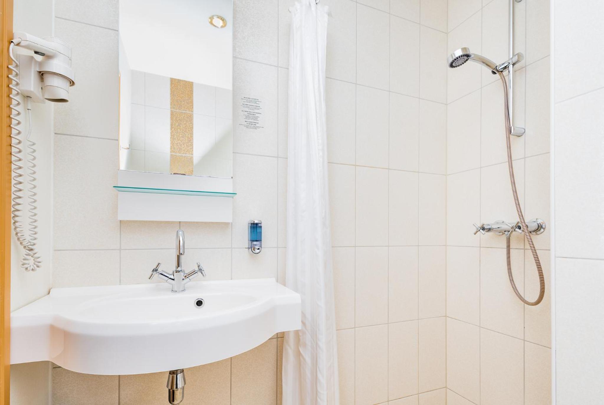 Standard Double or Twin Room with Free Parking - Photo 20