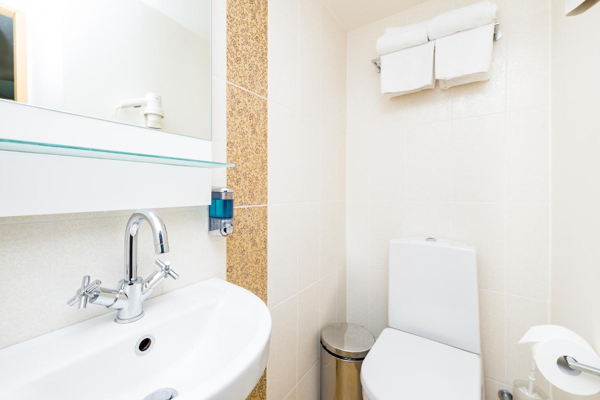 Standard Double or Twin Room with Free Parking - Photo 19