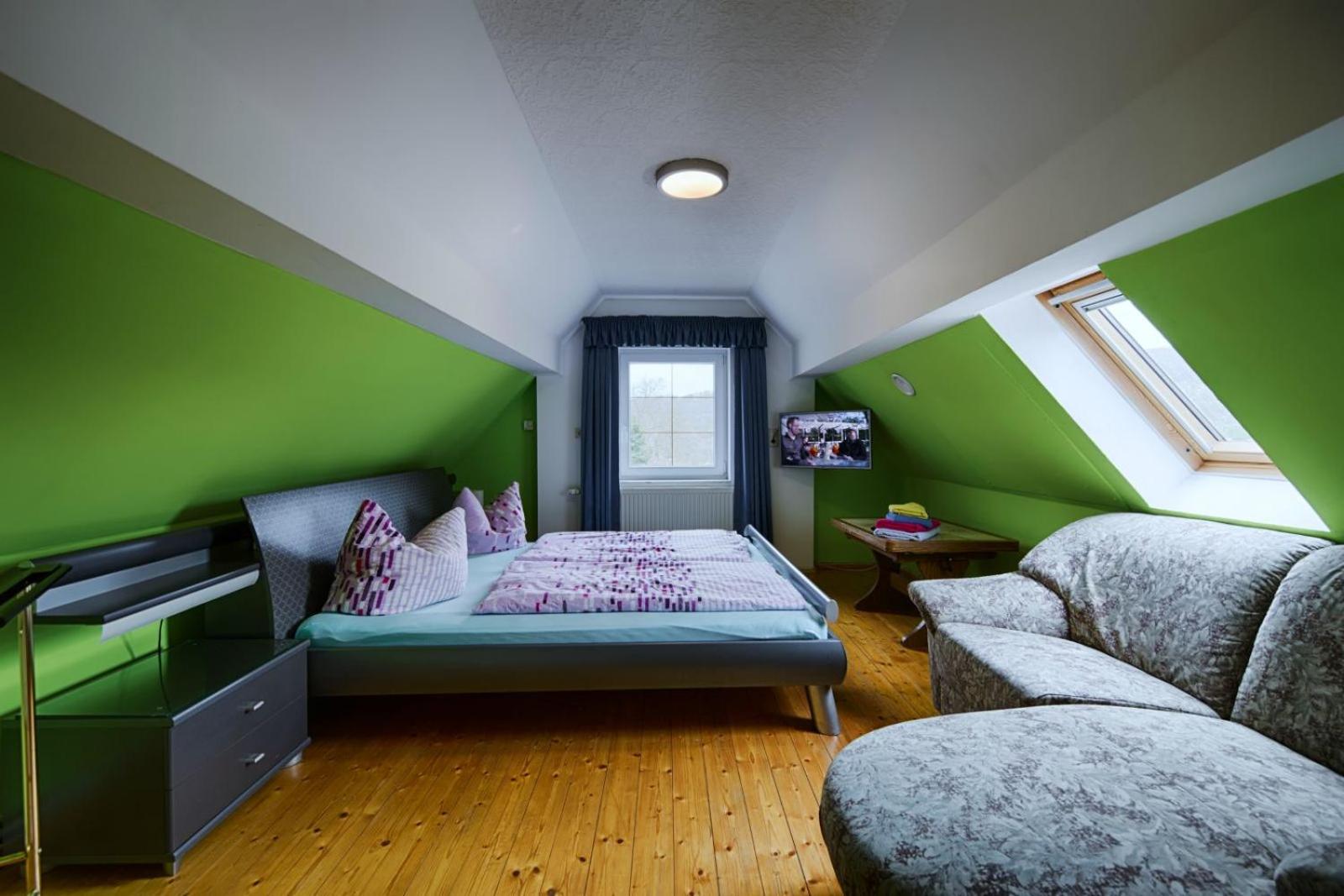 Six-Bedroom House photo 3