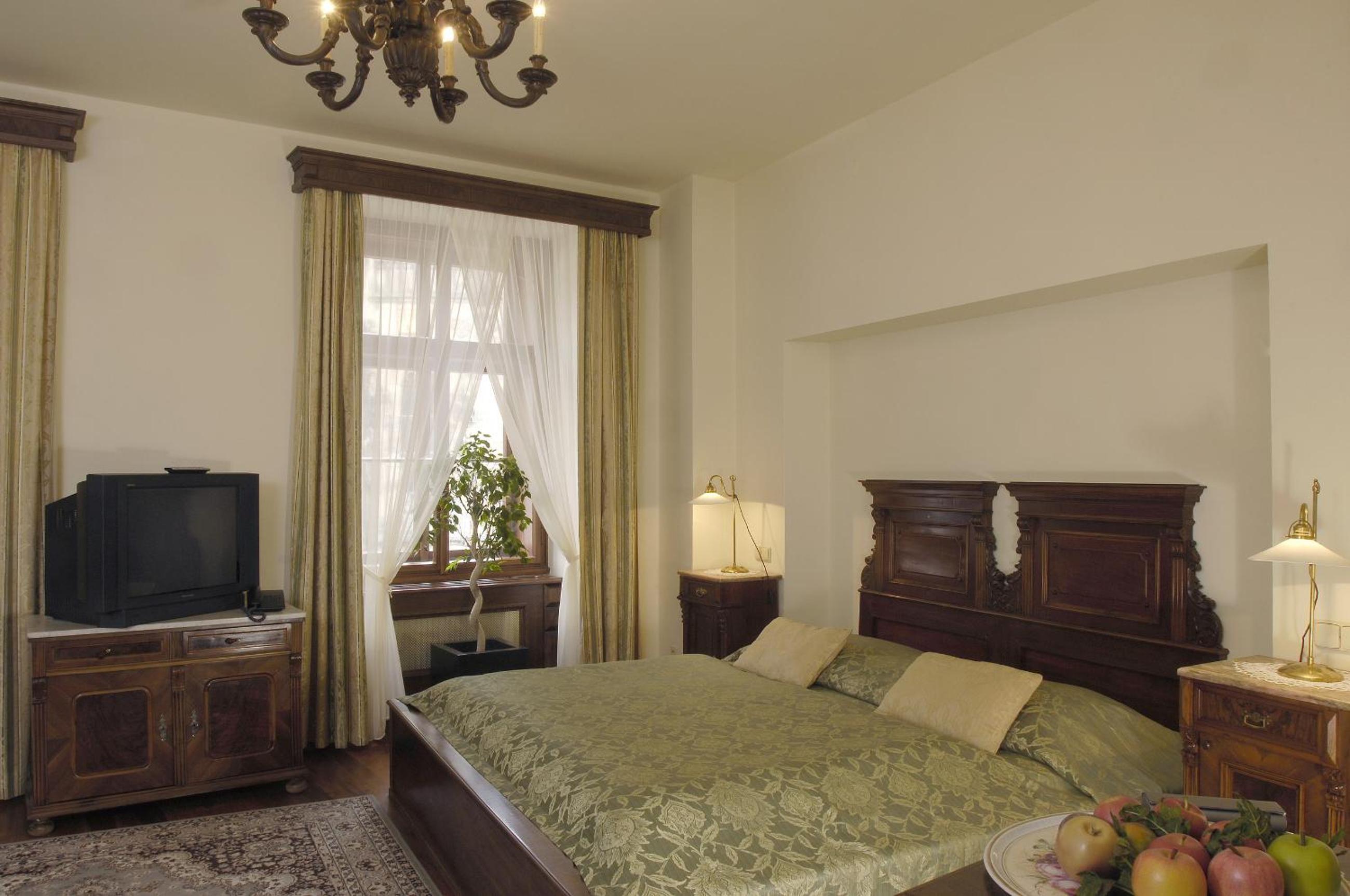 Deluxe Double Room with View thumbnail 5