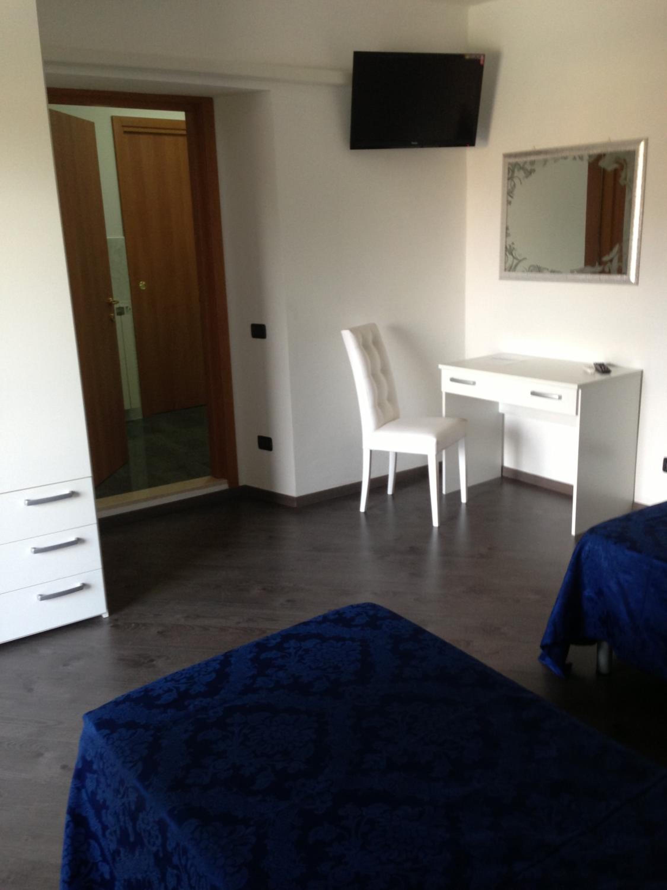 Double or Twin Room - Photo 7
