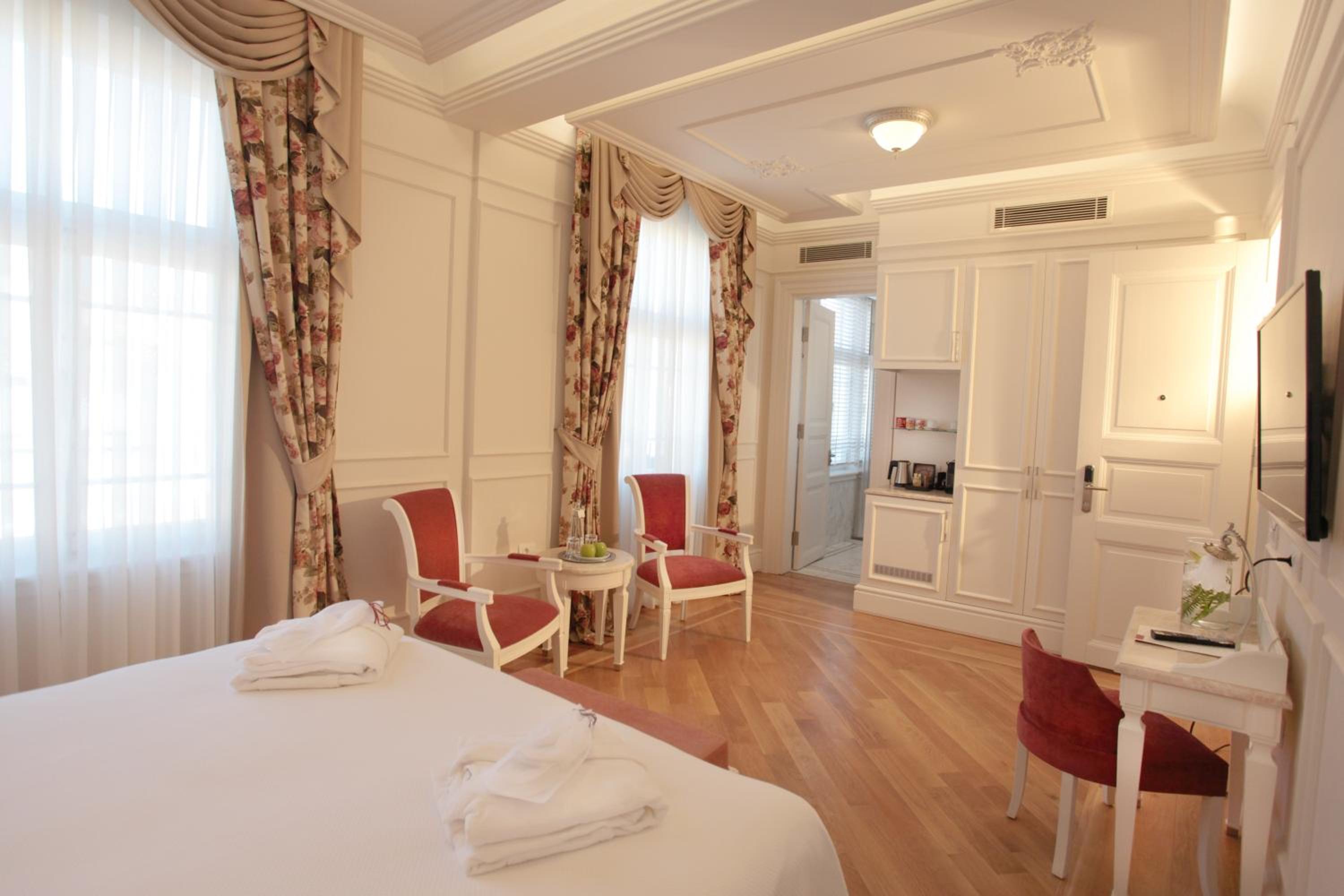 Deluxe Room with Balcony photo 2