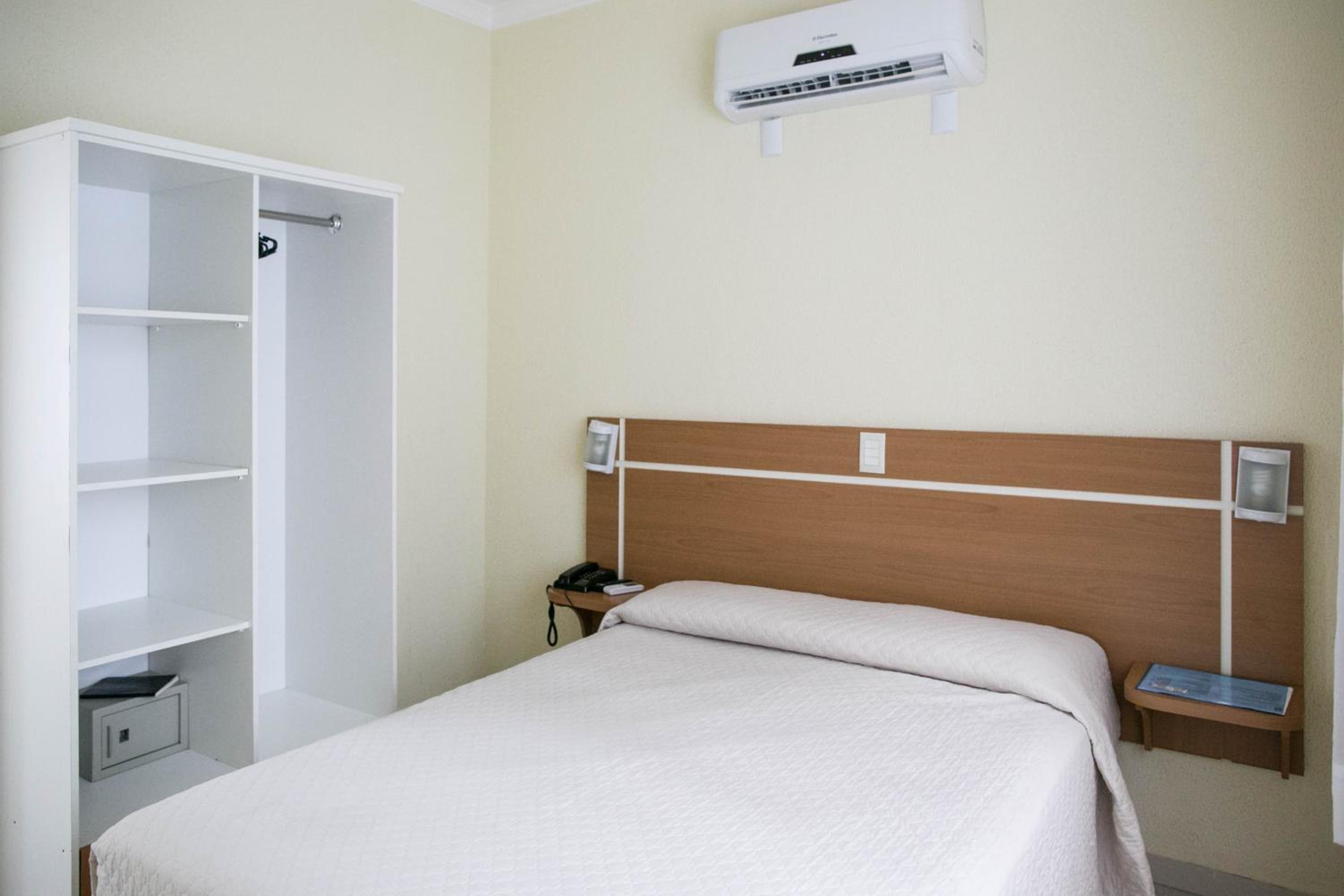One-Bedroom Apartment - Photo 2