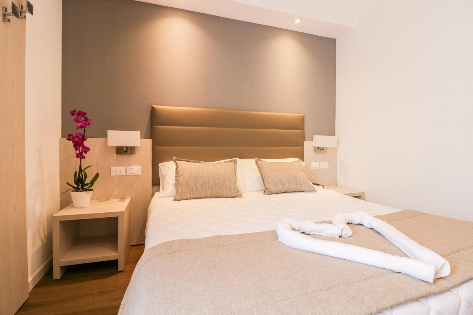 Double or Twin Room with Partial Sea View photo 1