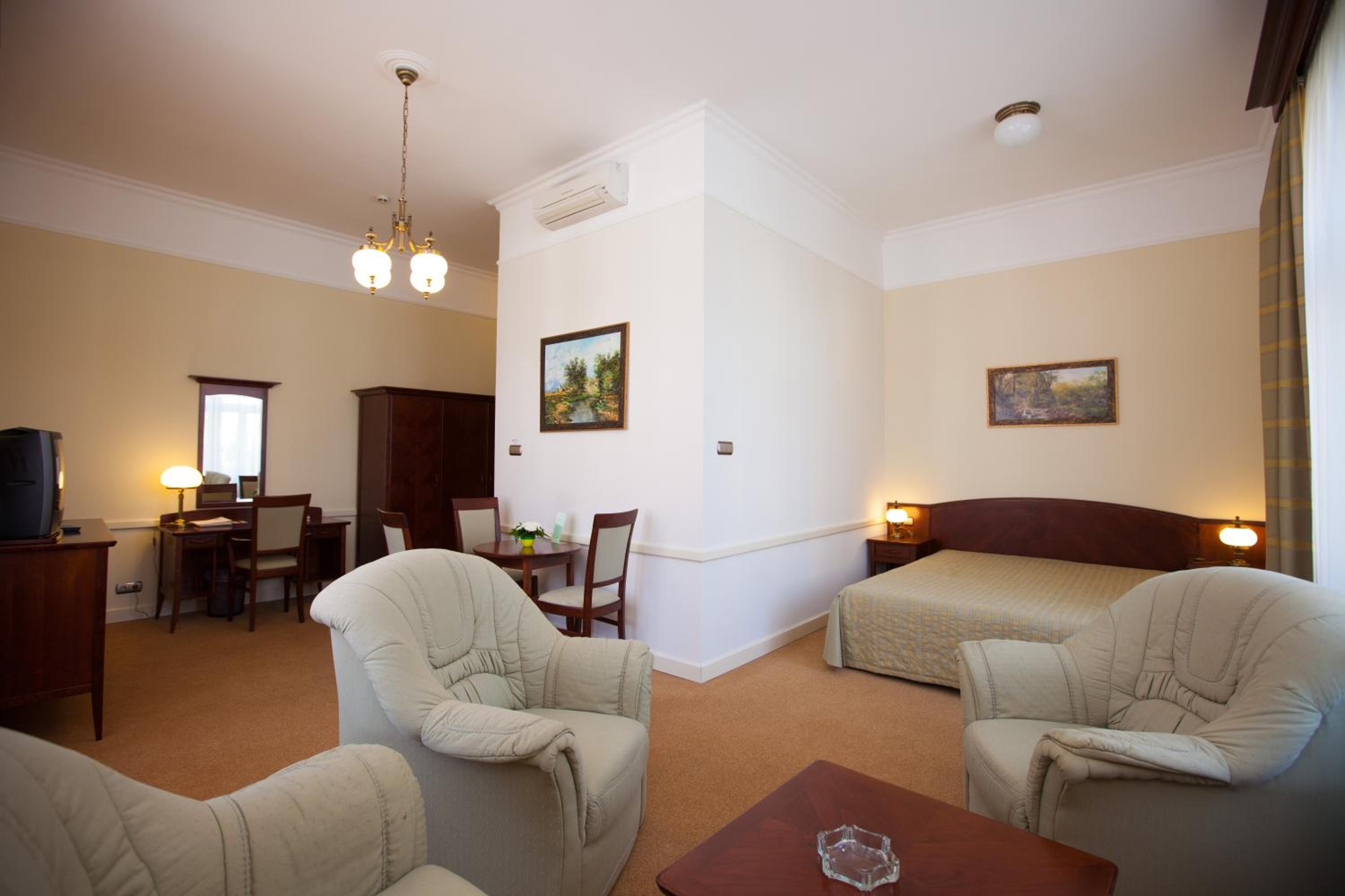 Suite - Photo 3