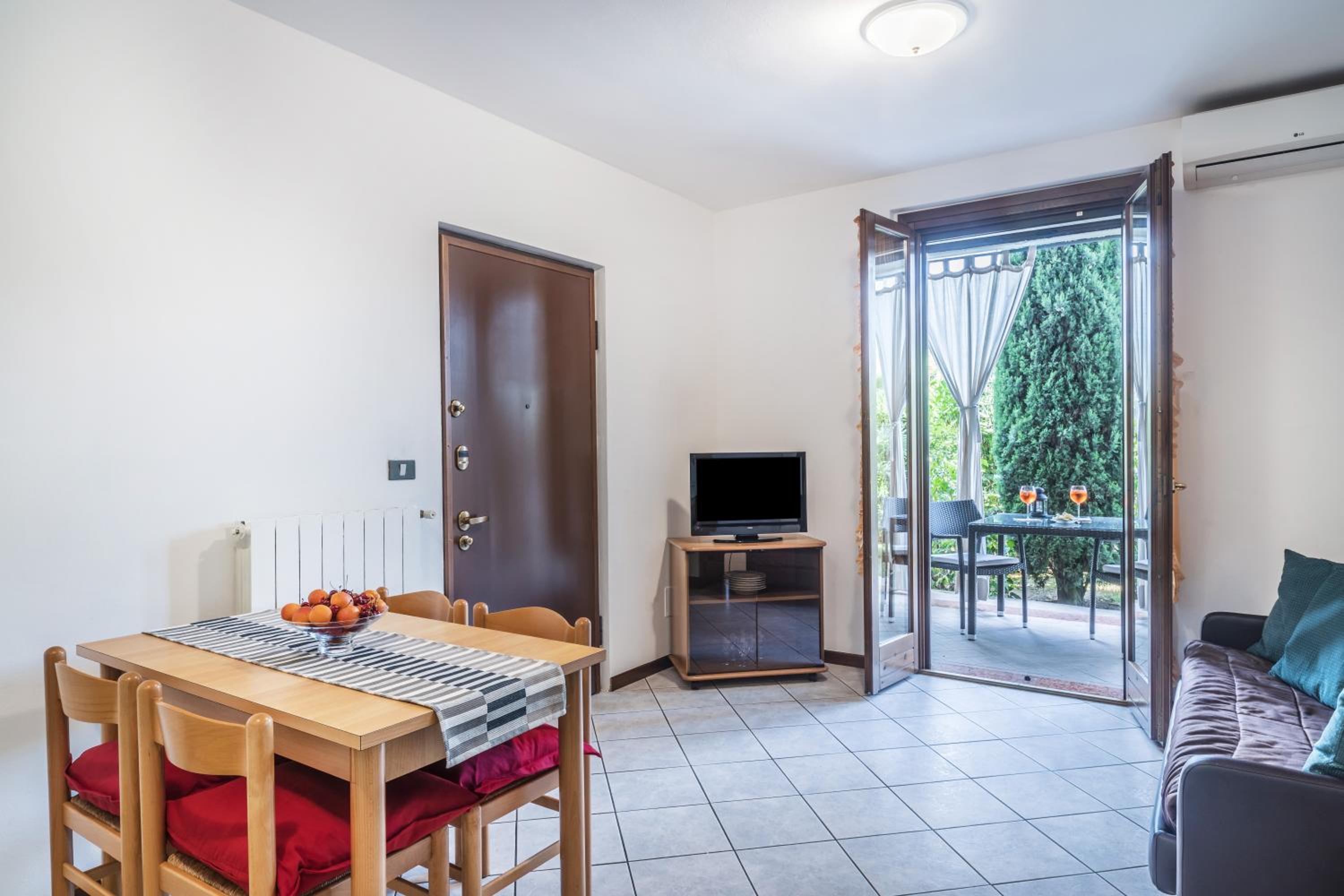  One-Bedroom Apartment with Private Garden - Photo 3