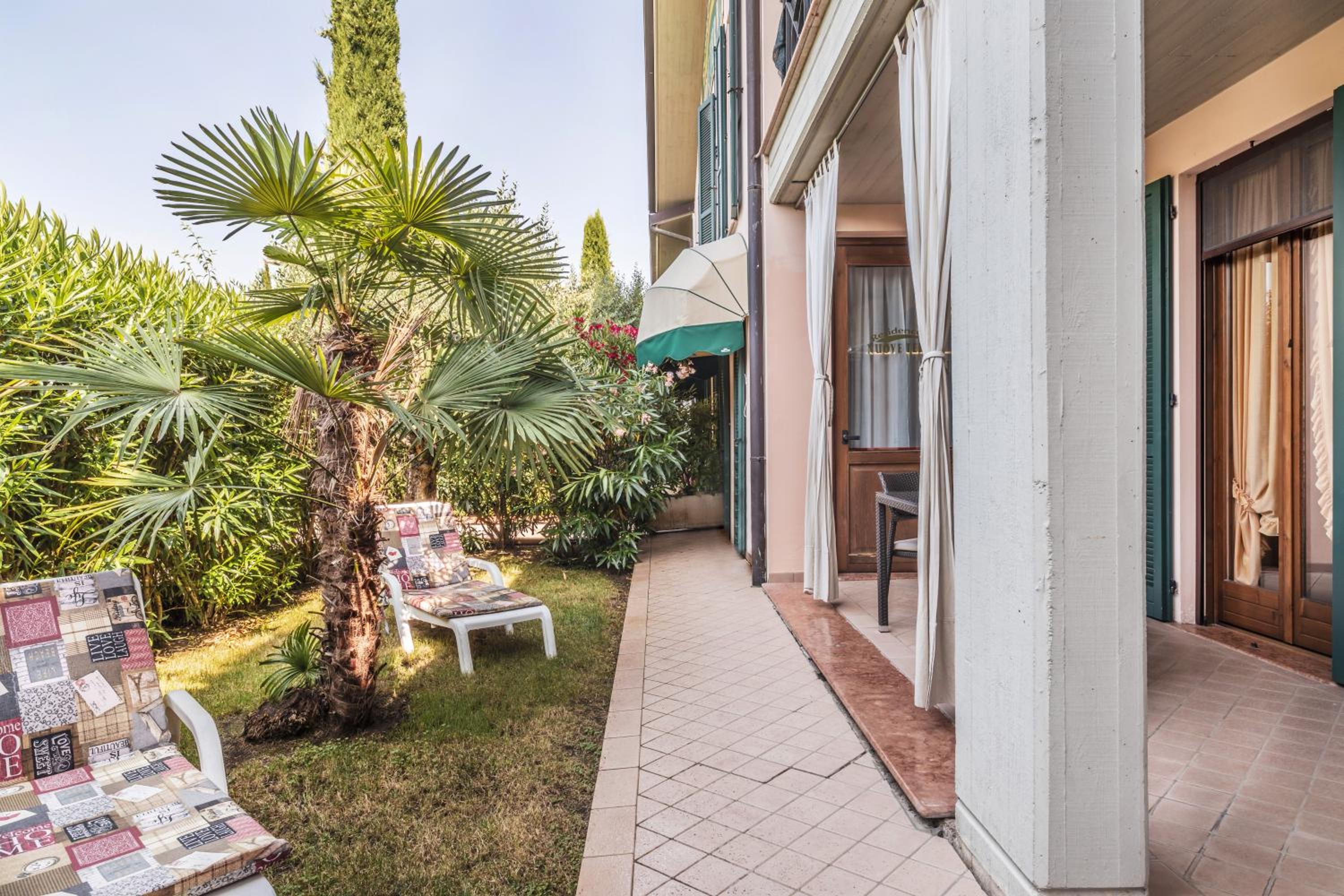  One-Bedroom Apartment with Private Garden - Photo 7