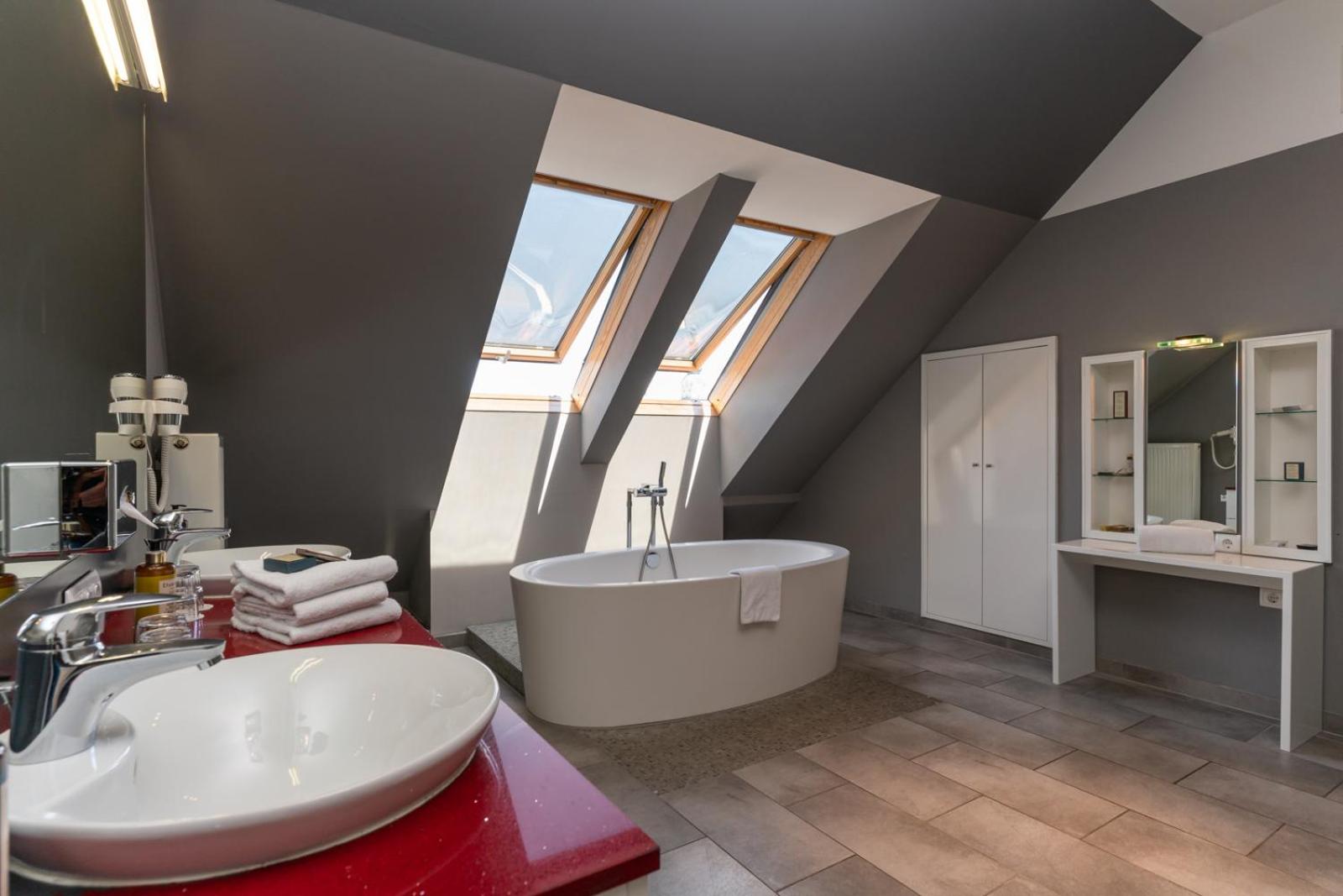 Apartment with Terrace - Photo 9