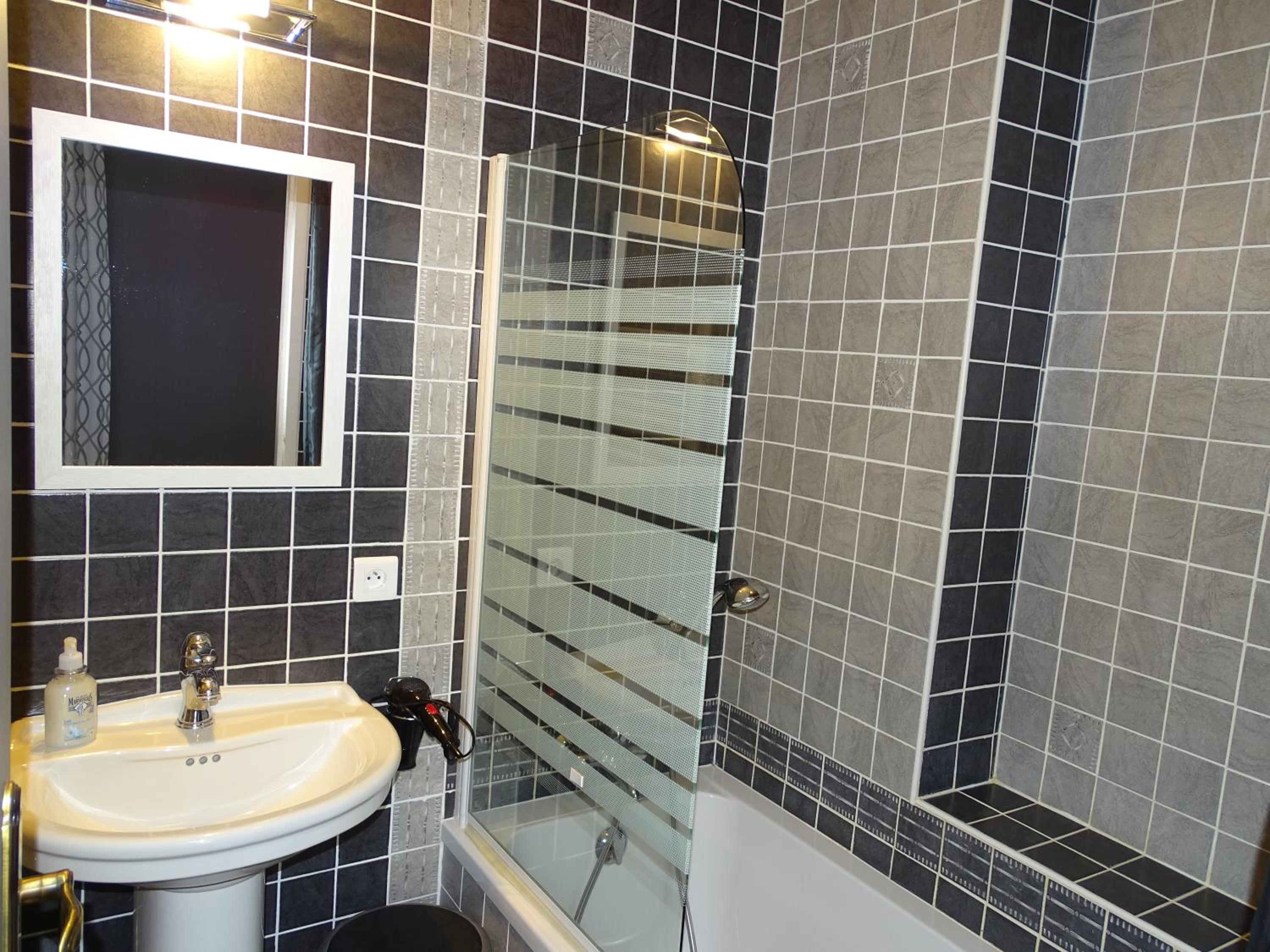Double Room with Private External Bathroom - Photo 5