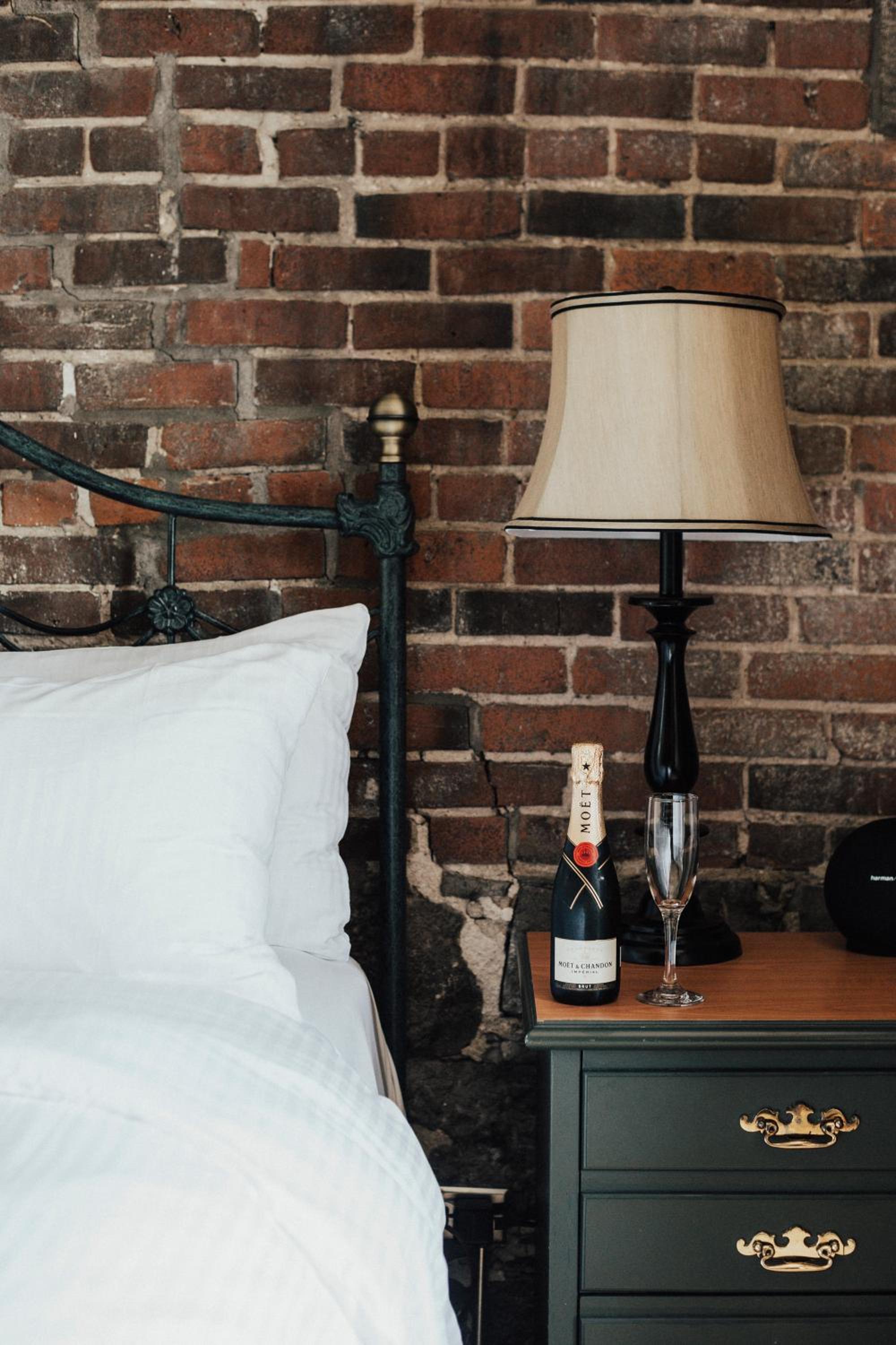 Signature Queen Room - St Laurent River Front thumbnail 5