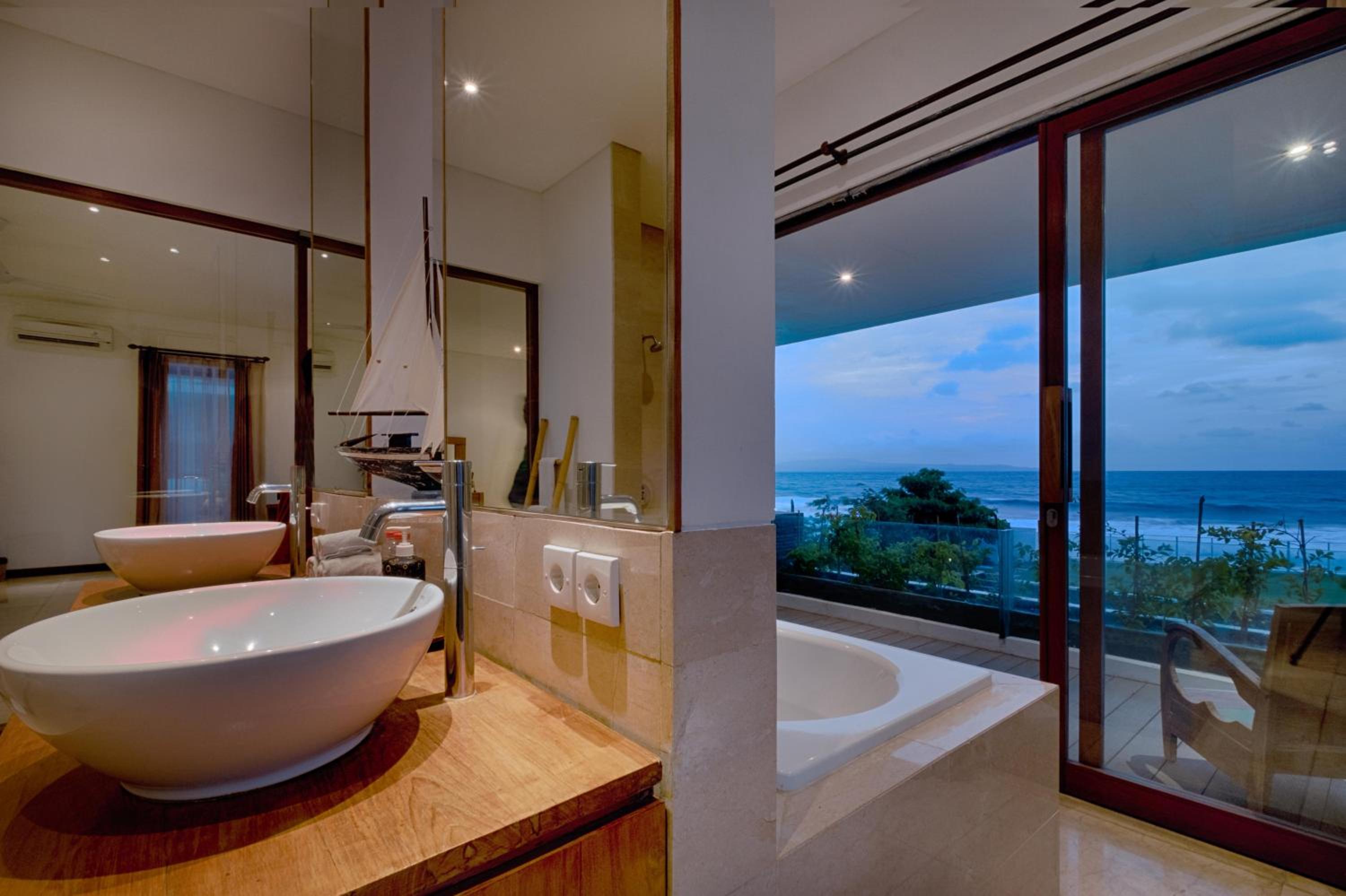 Three-Bedroom Beachfront Villa with Private Pool - Photo 5