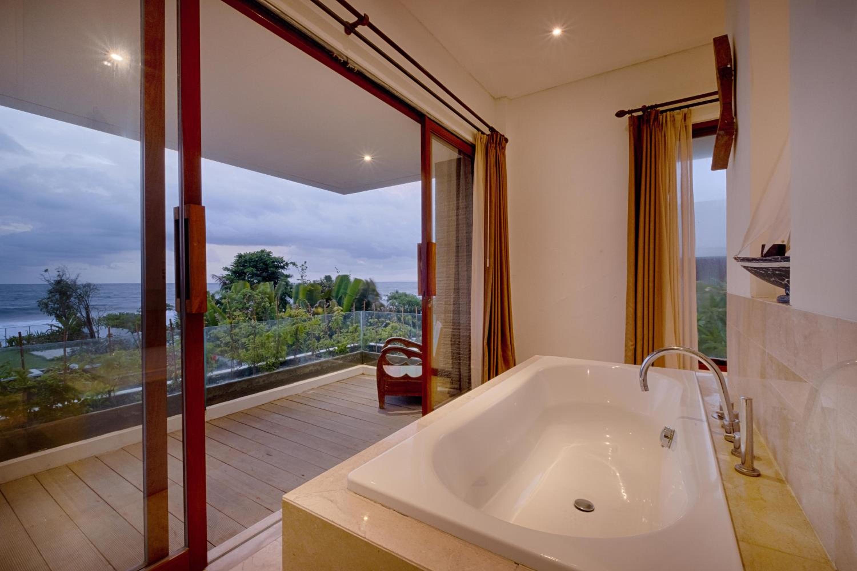 Three-Bedroom Beachfront Villa with Private Pool - Photo 4