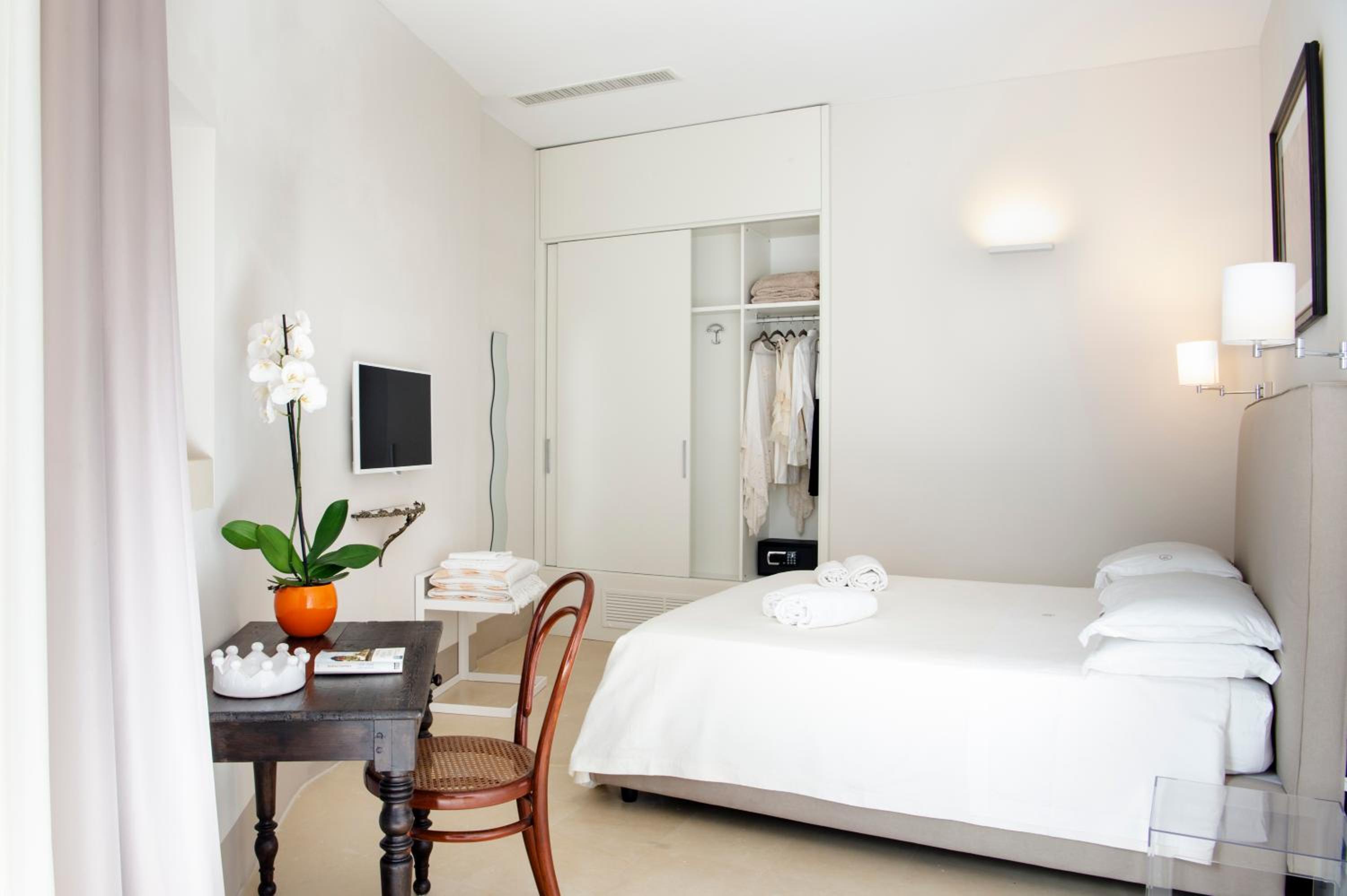 Classic Double Room with Partial Sea View photo 2