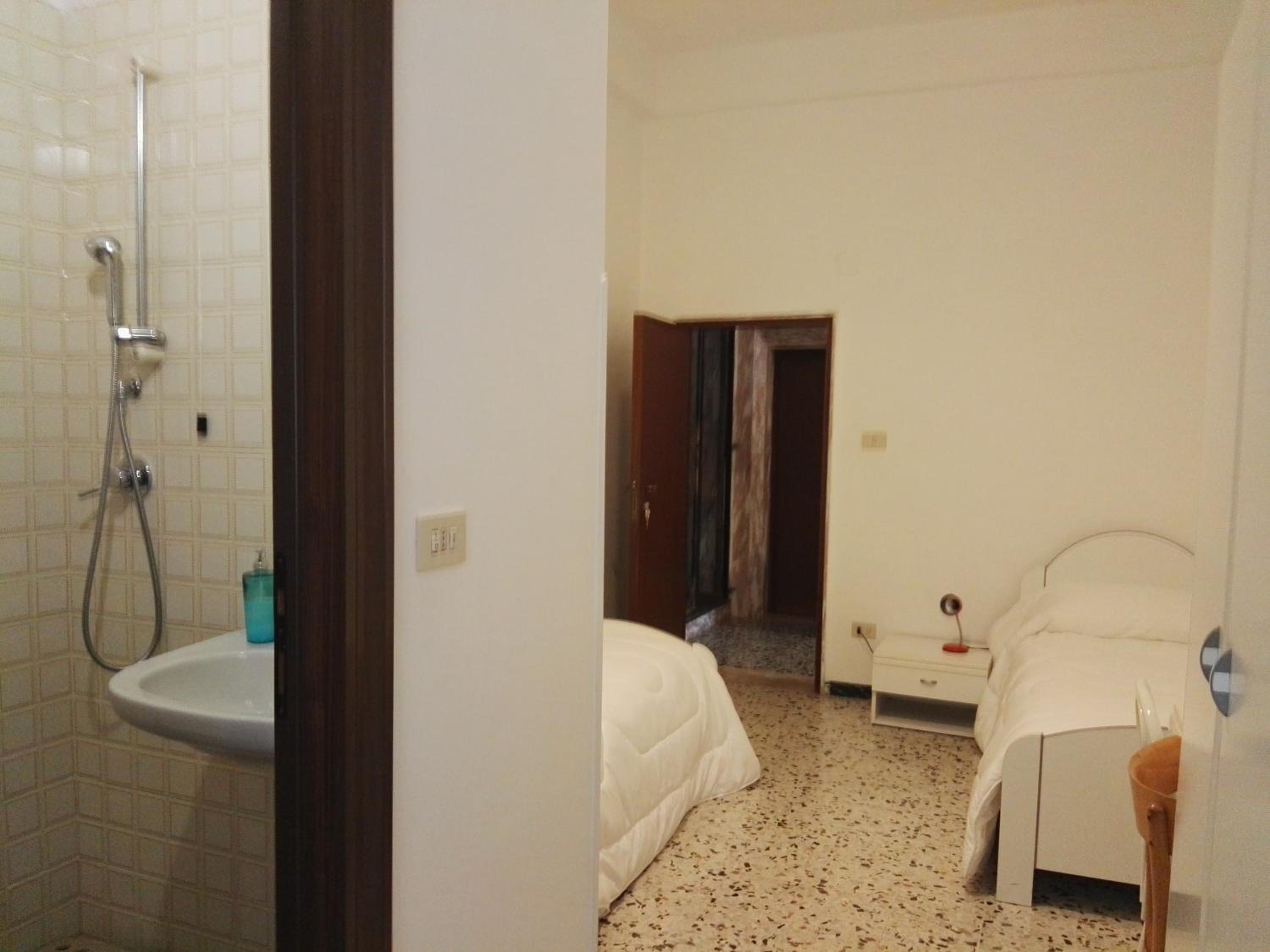 Double or Twin Room with Private Bathroom - Photo 9