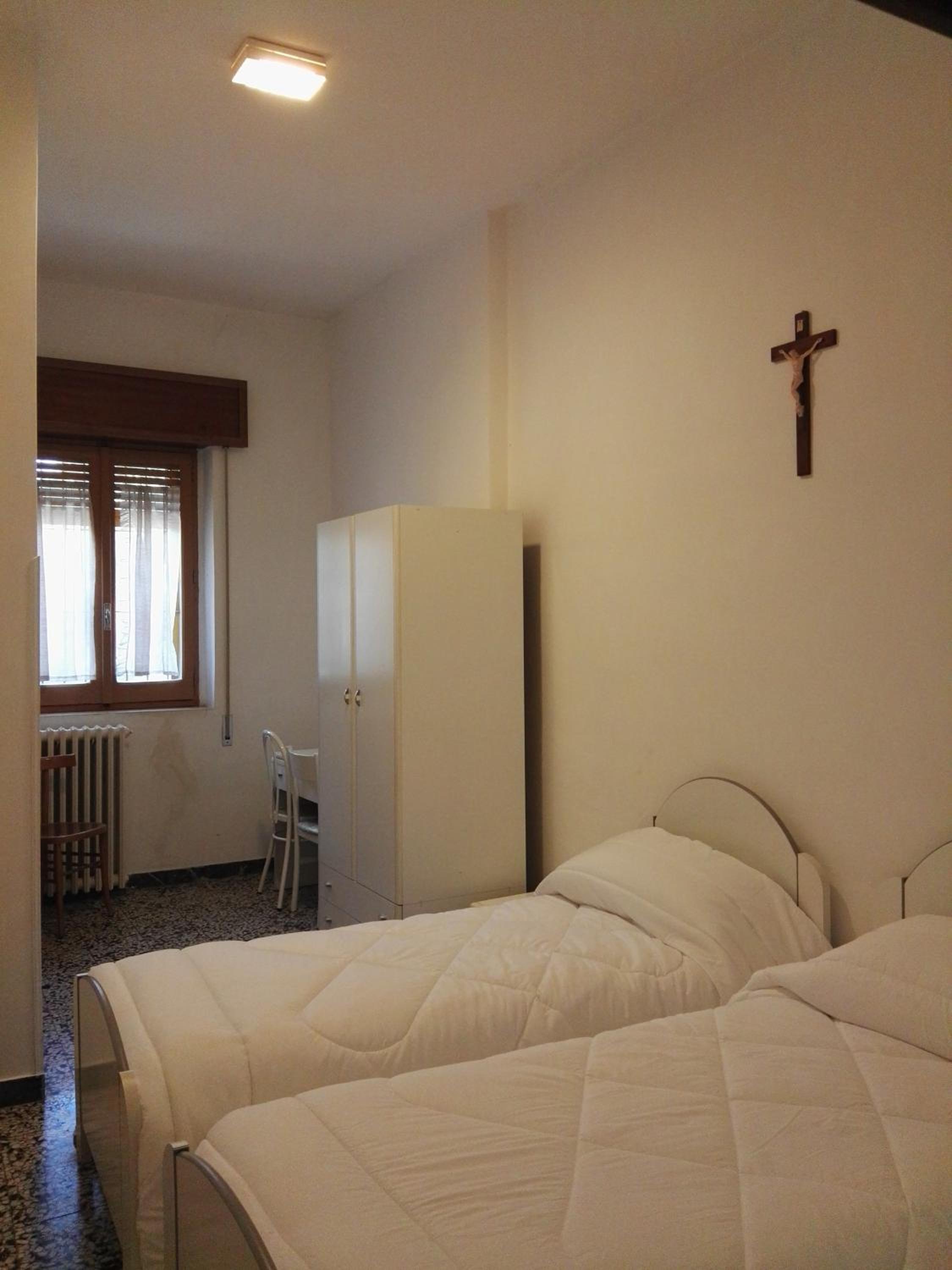 Double or Twin Room with Private Bathroom - Photo 8