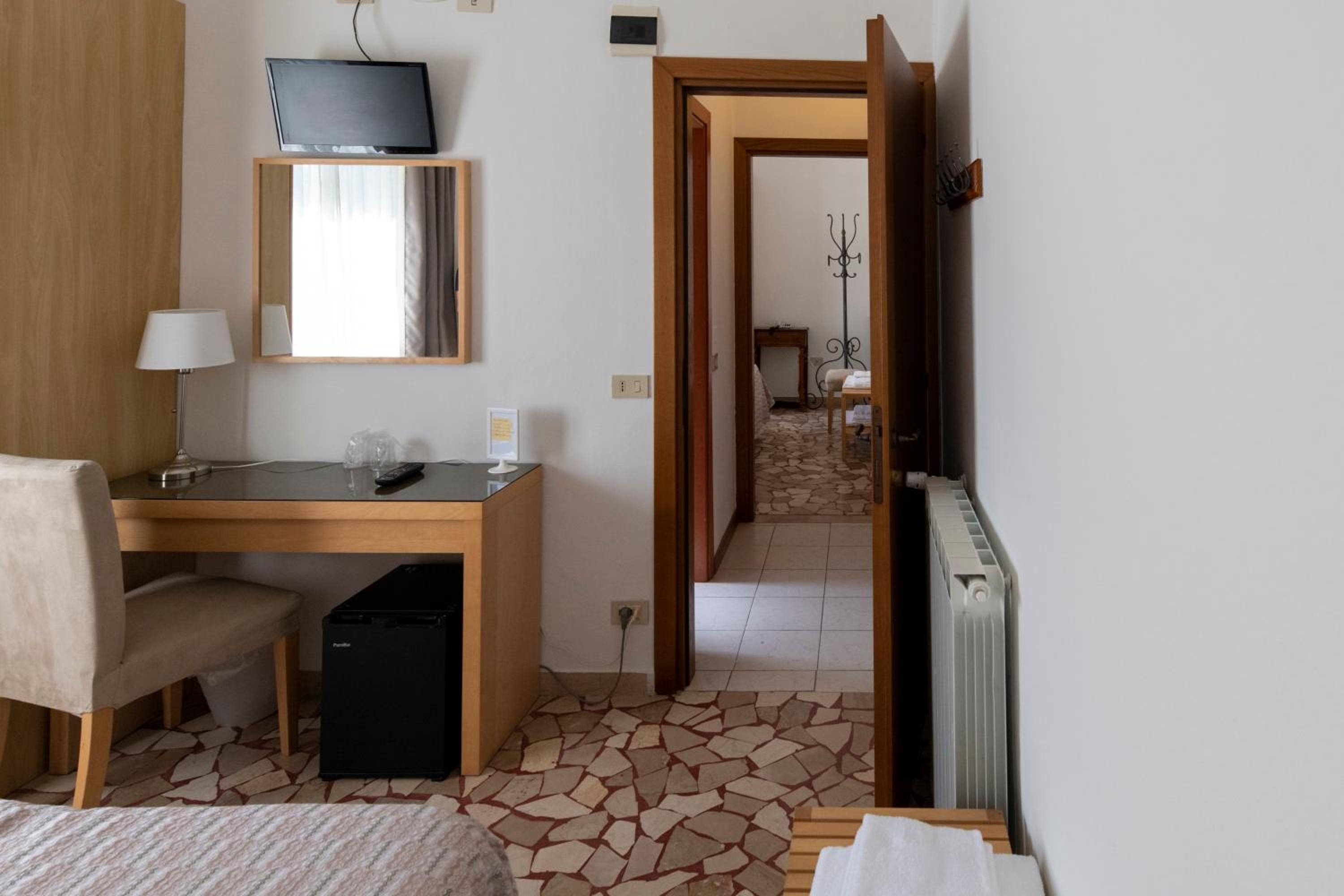 Standard Quadruple Room - Photo 7