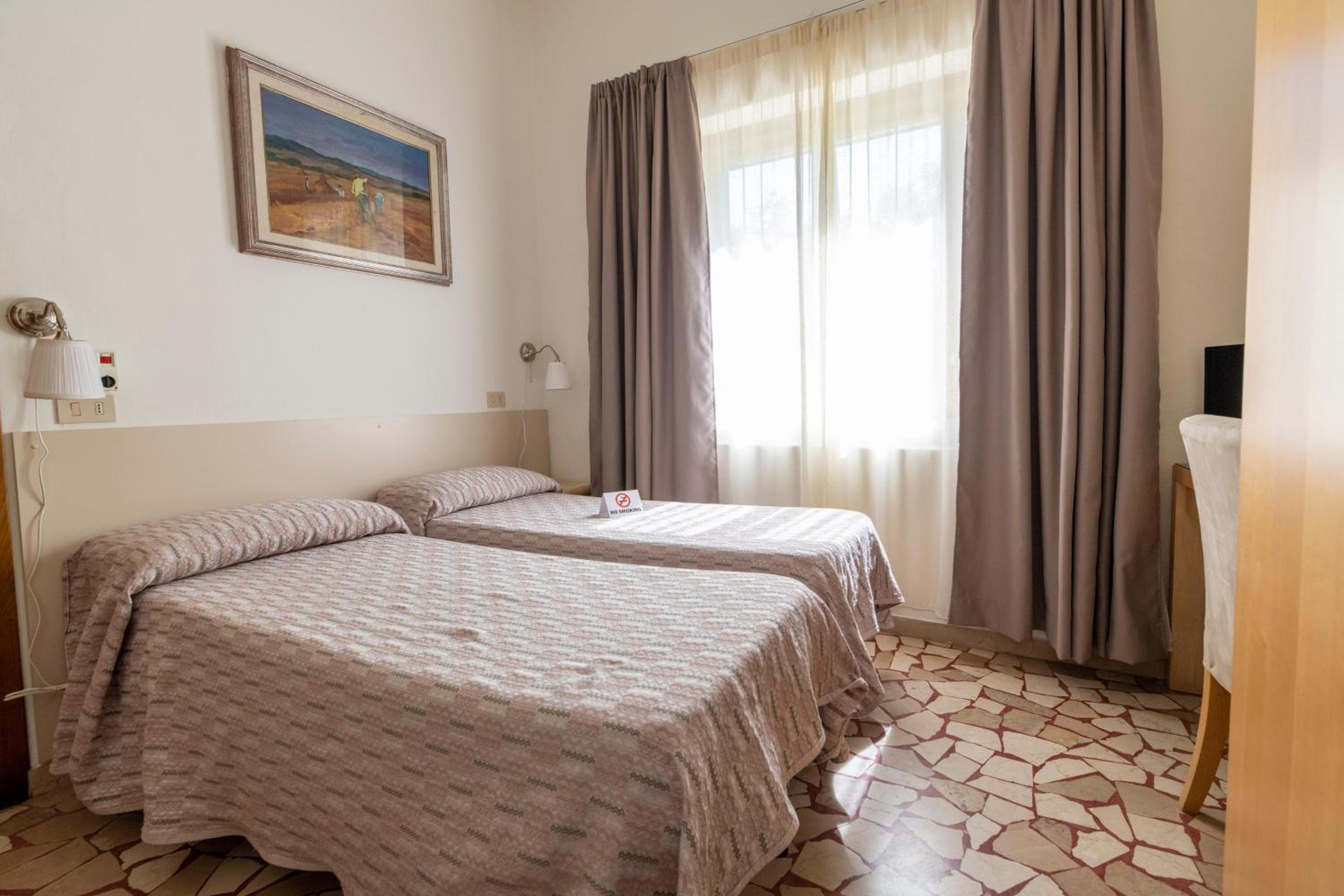 Standard Quadruple Room - Photo 8