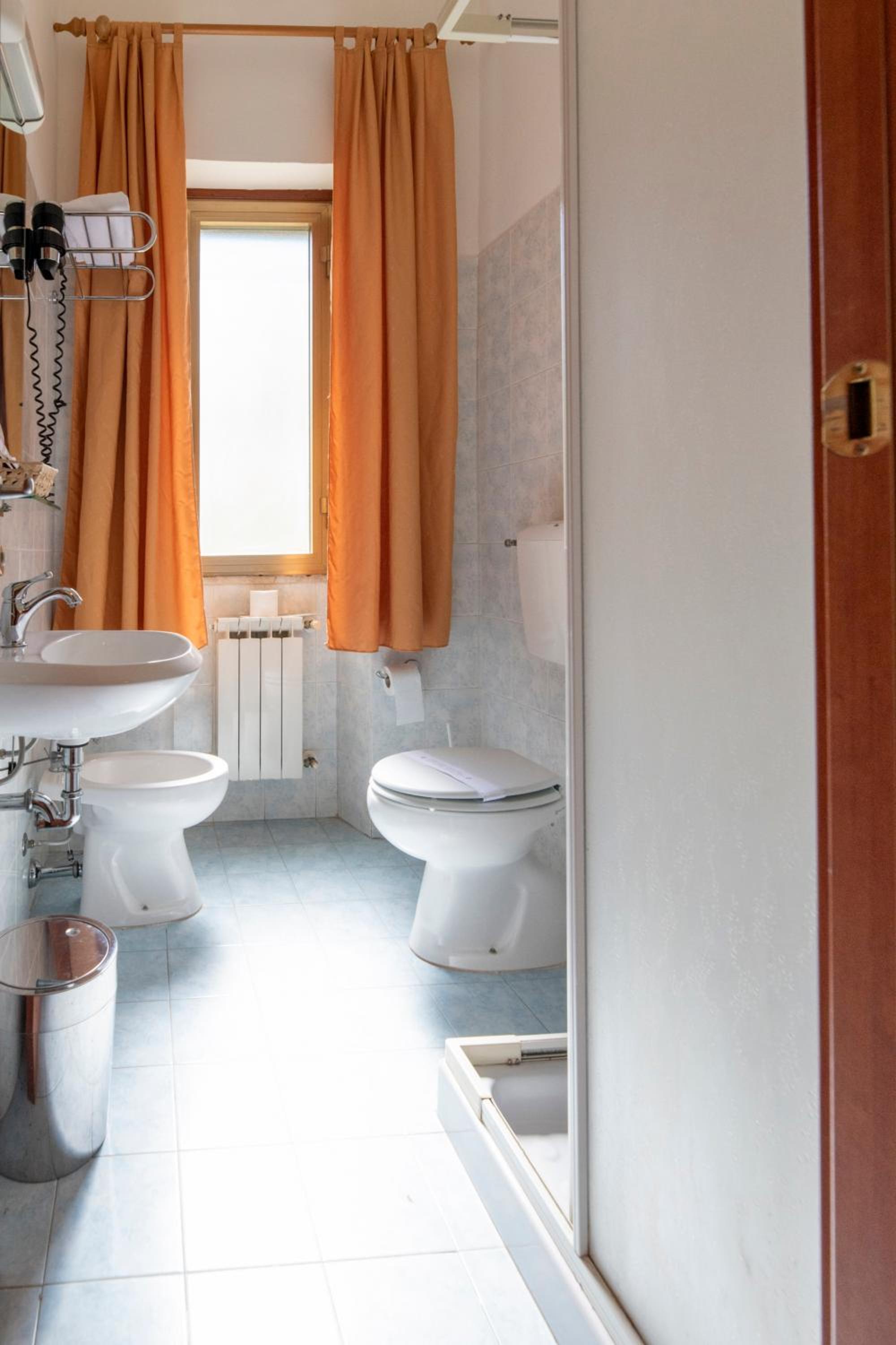 Standard Quadruple Room - Photo 10