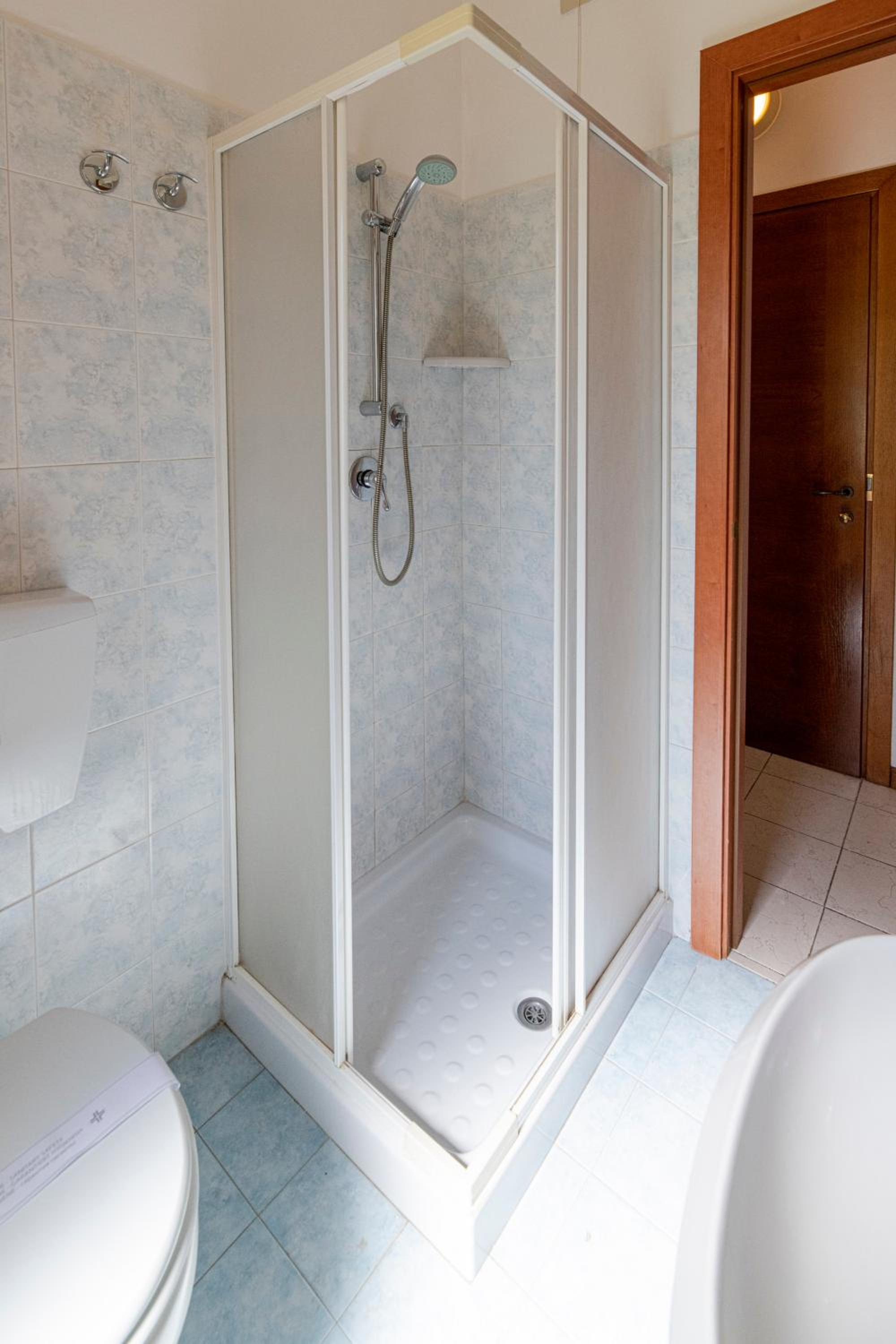 Standard Quadruple Room - Photo 11