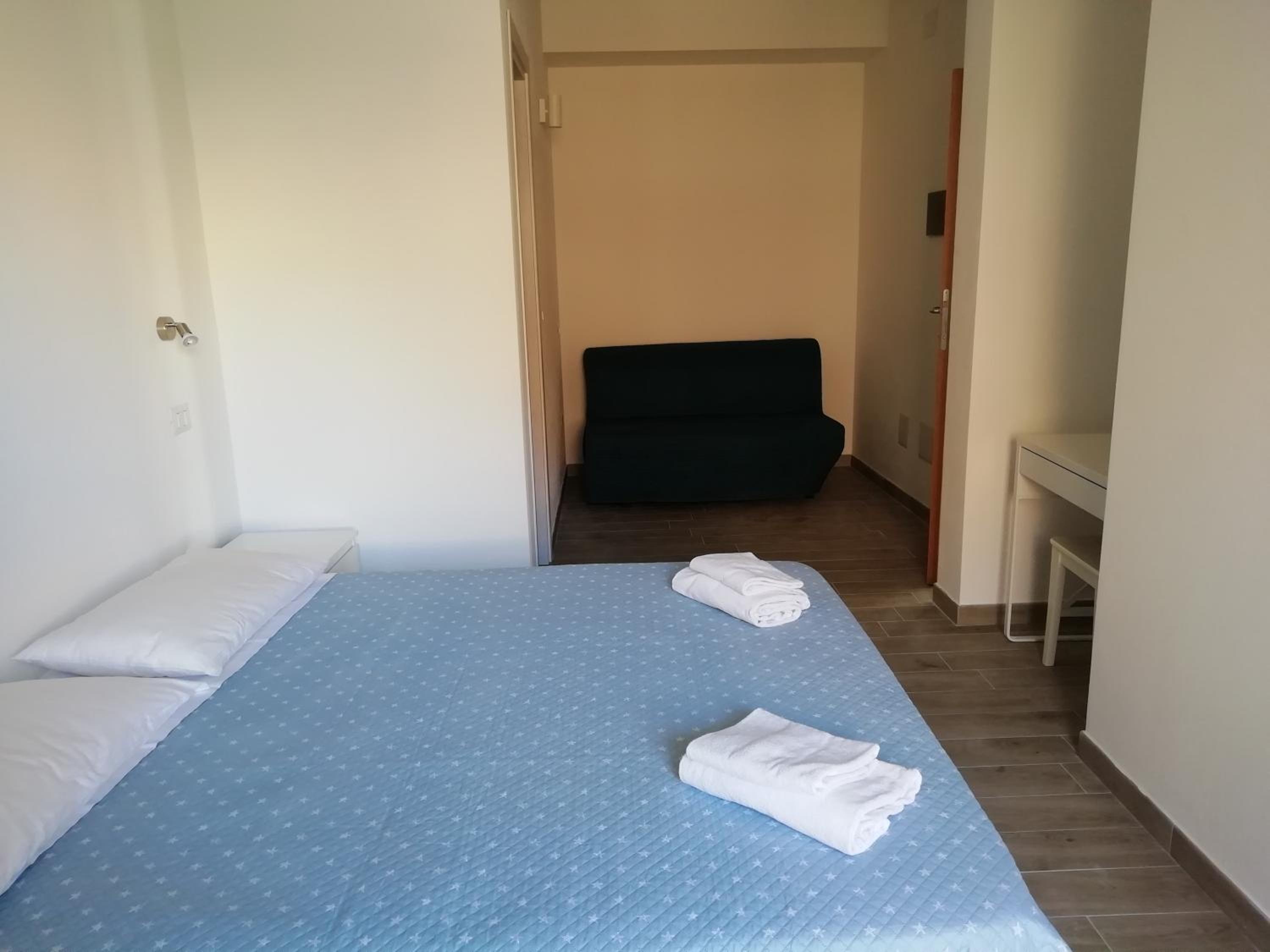 Quadruple Room with Balcony - Photo 13