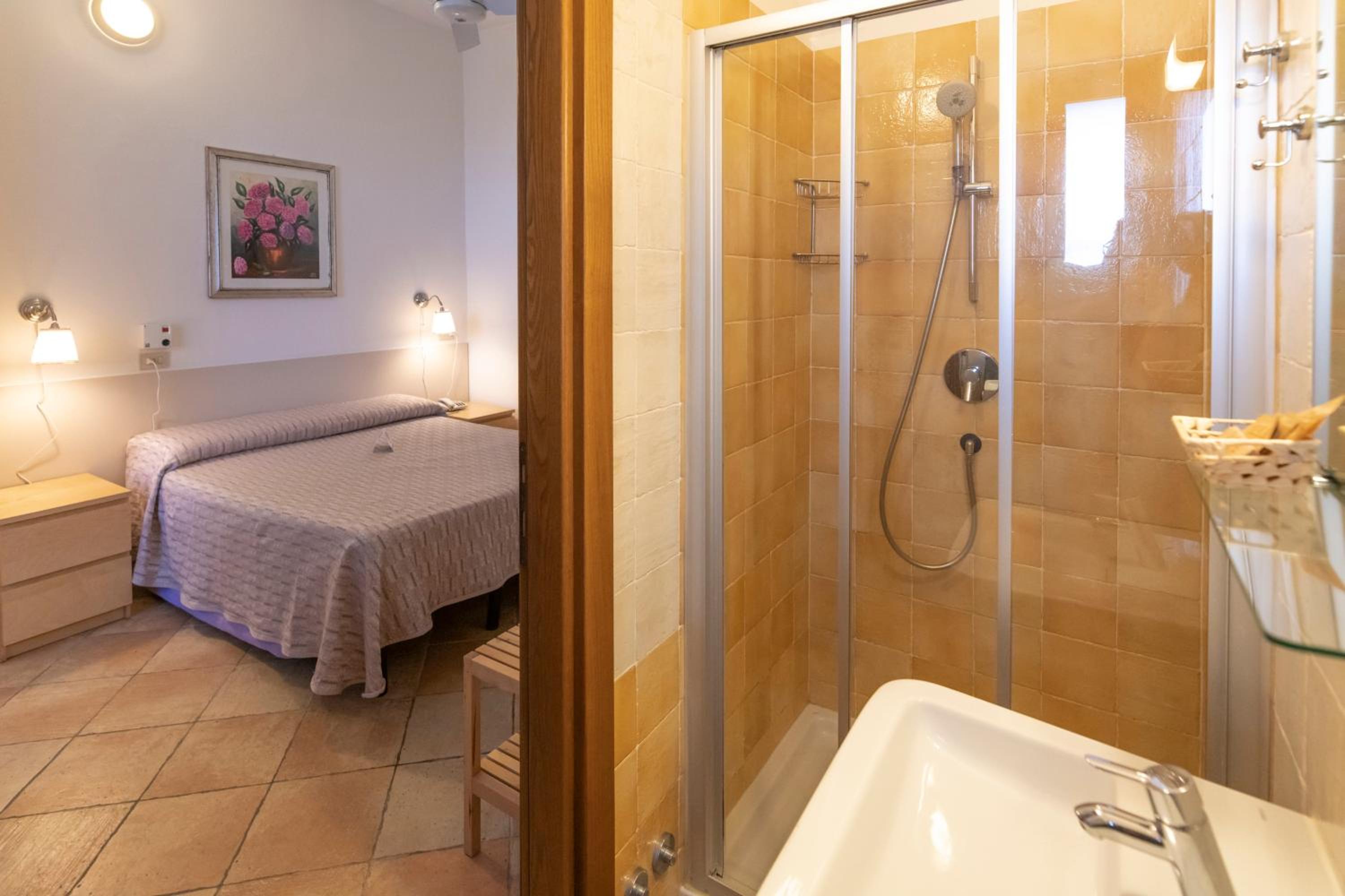 Standard Double Room - Photo 3