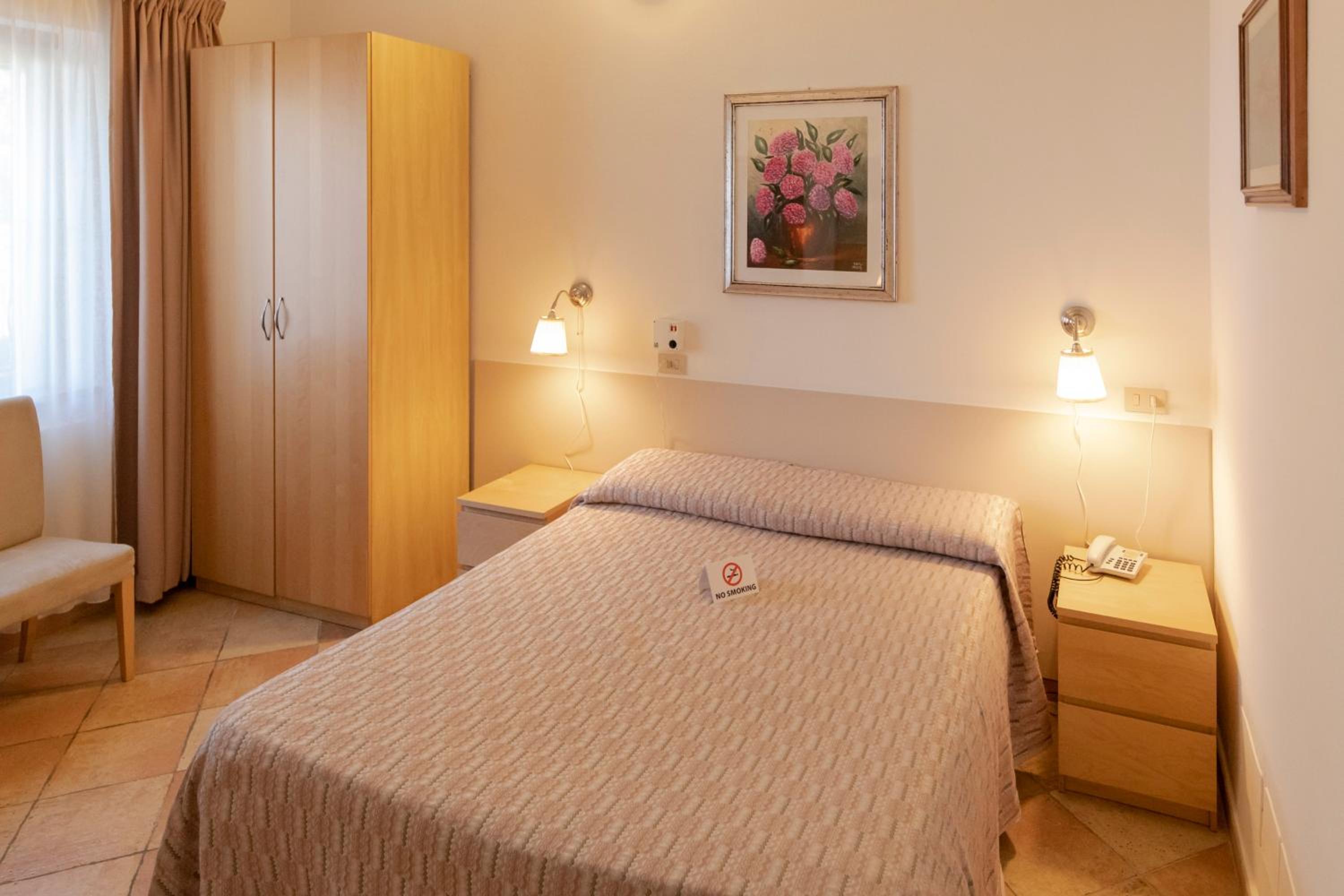 Standard Double Room - Photo 8