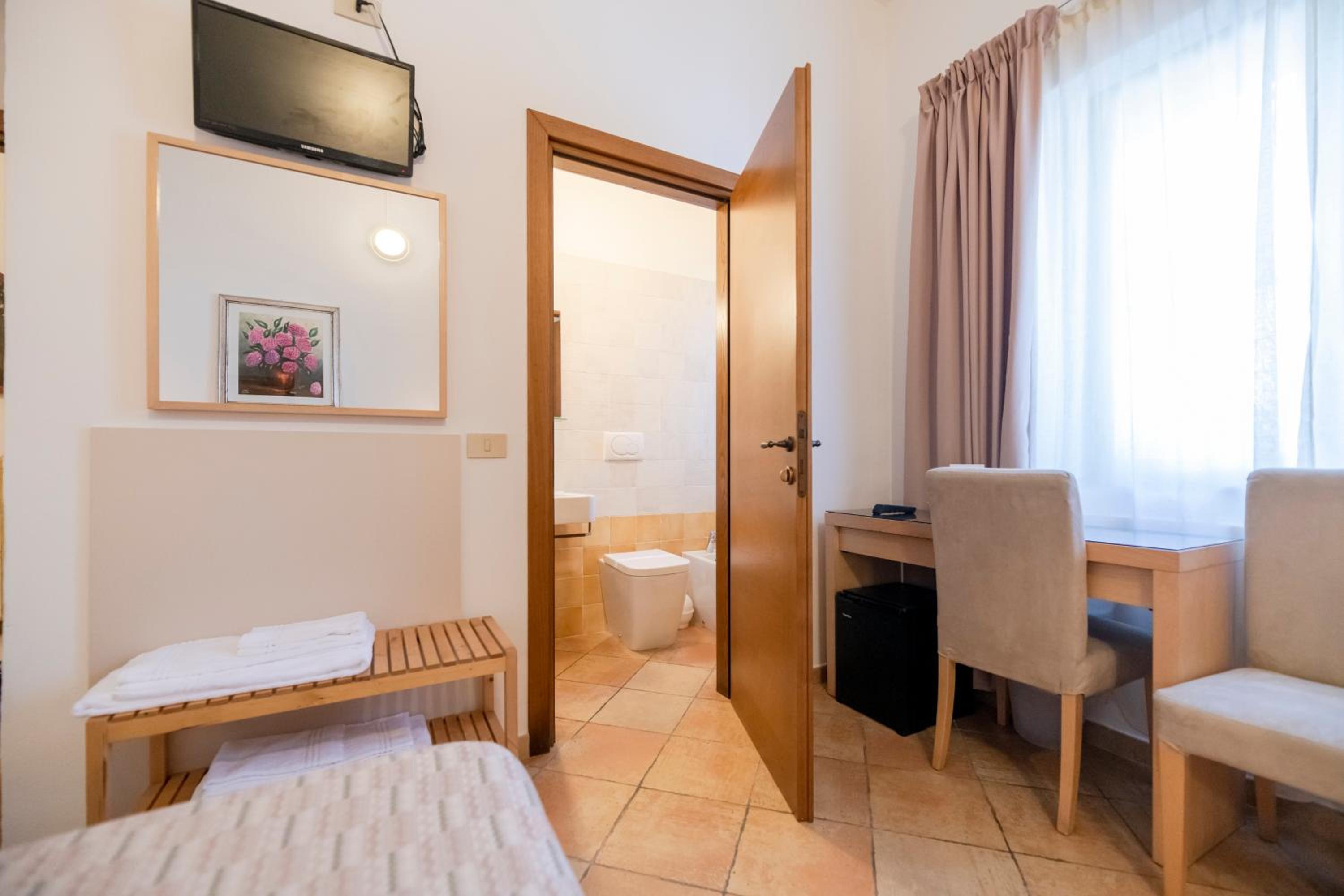 Standard Double Room - Photo 11
