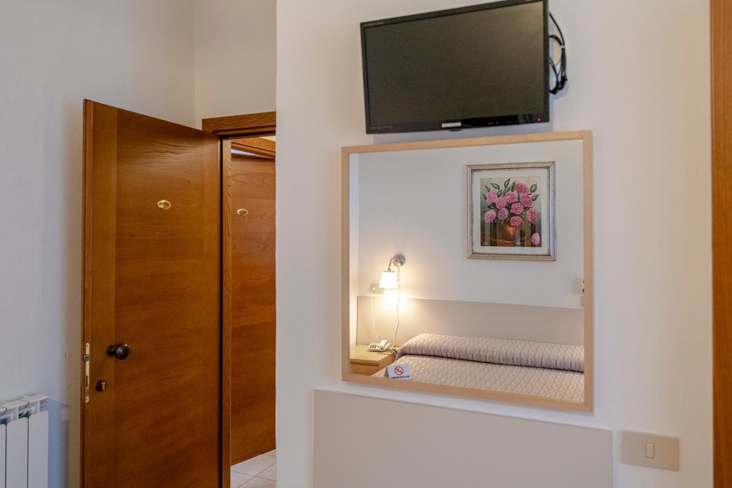 Standard Double Room - Photo 2