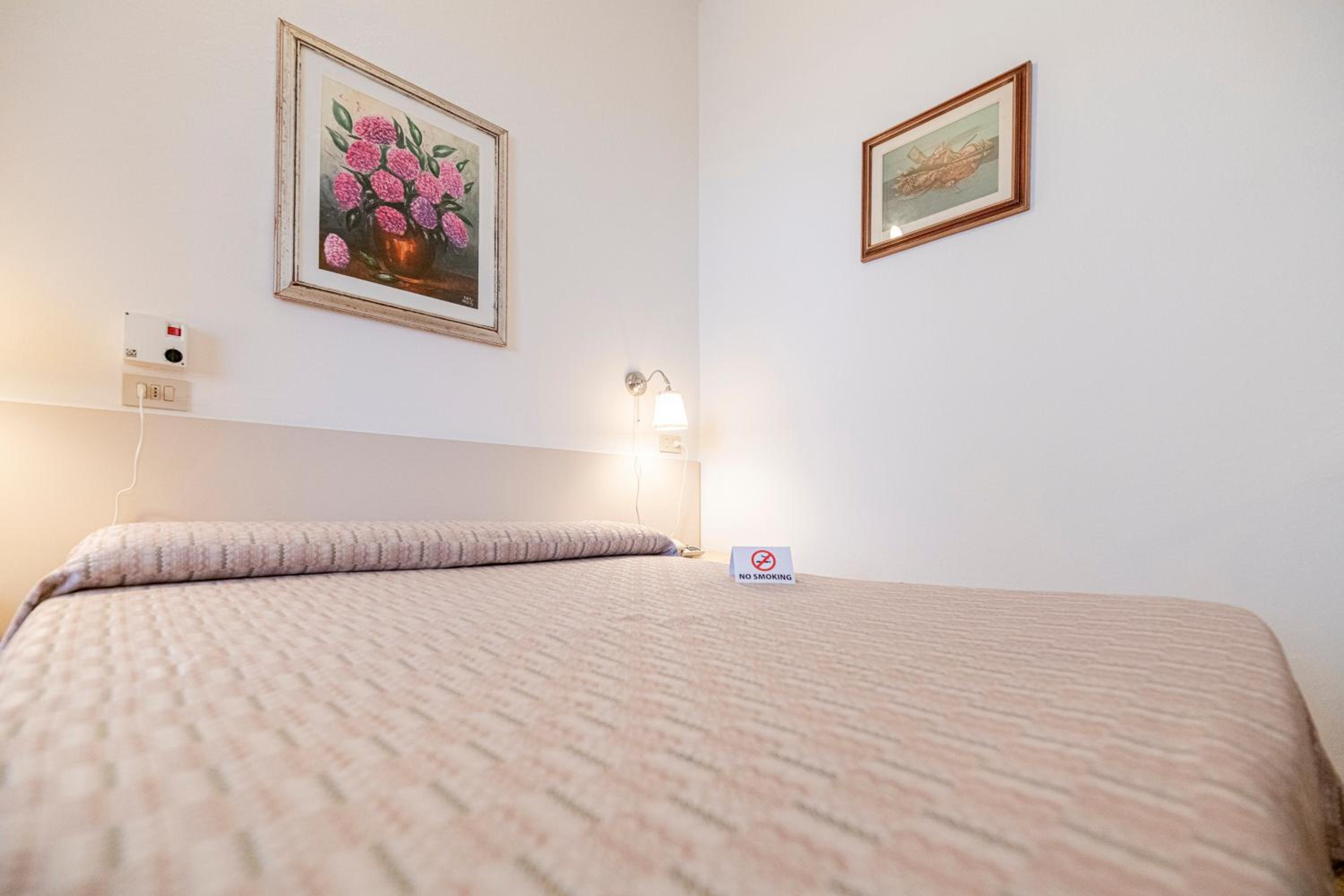 Standard Double Room - Photo 9