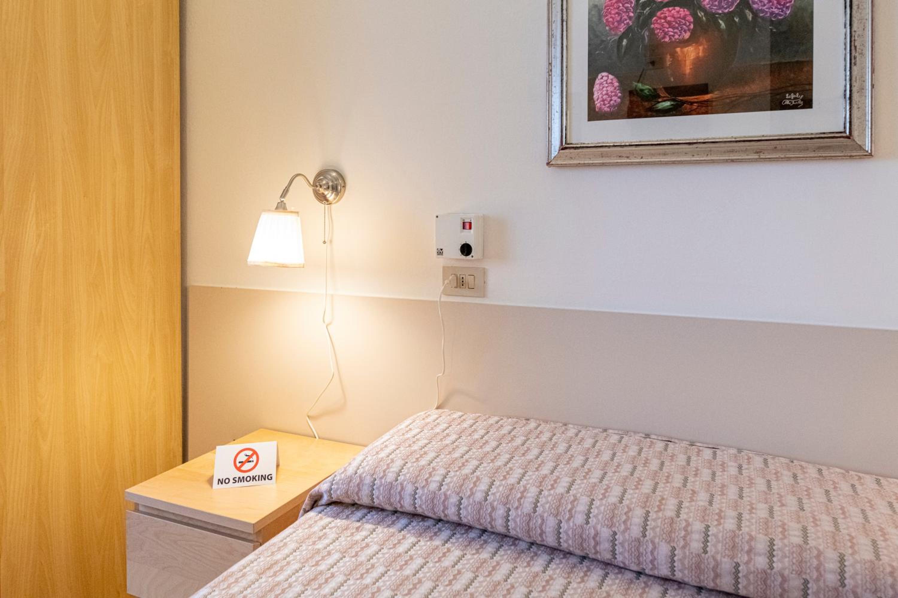 Standard Double Room - Photo 10