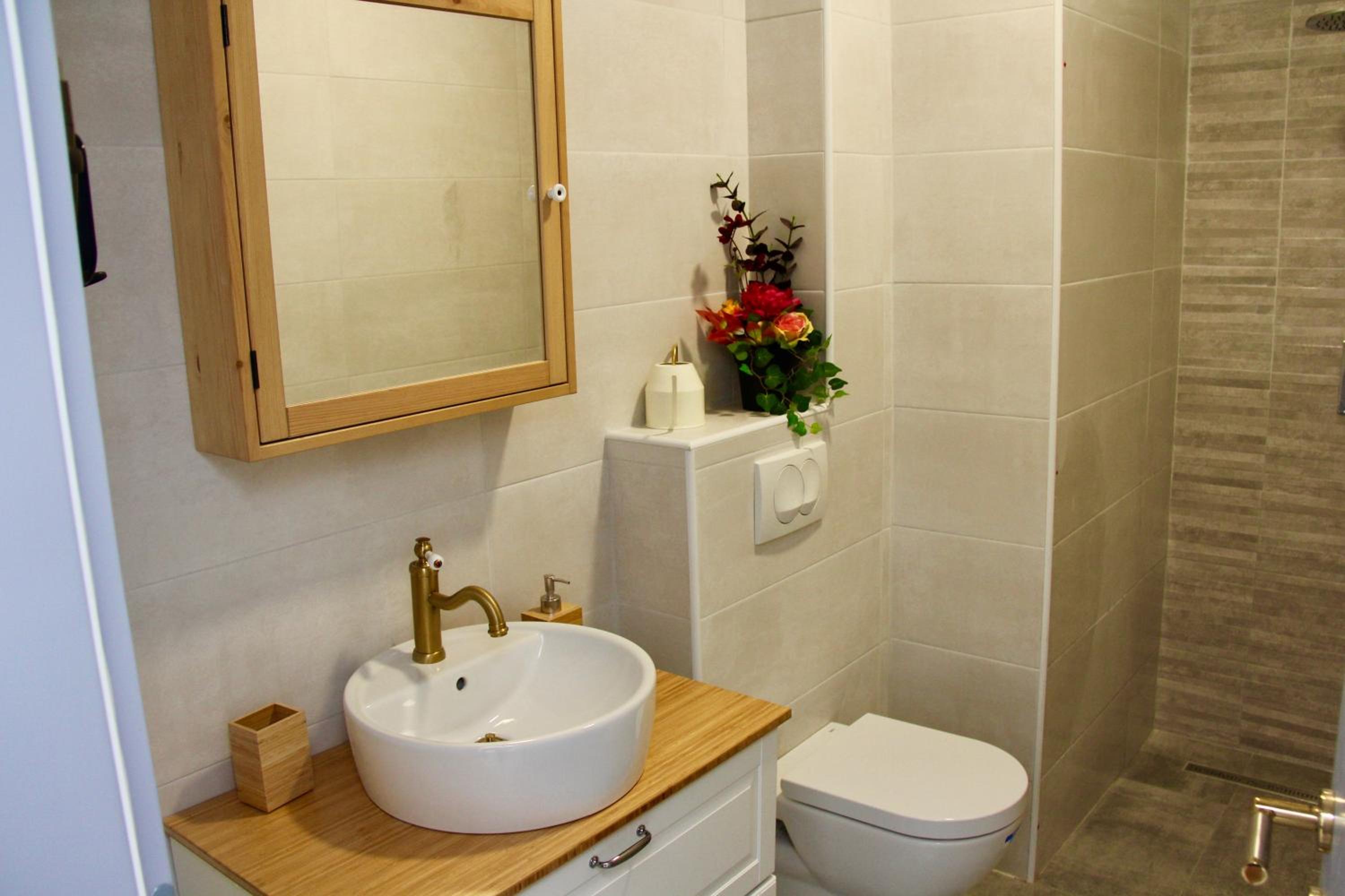 Deluxe Double Room with Balcony - Photo 18