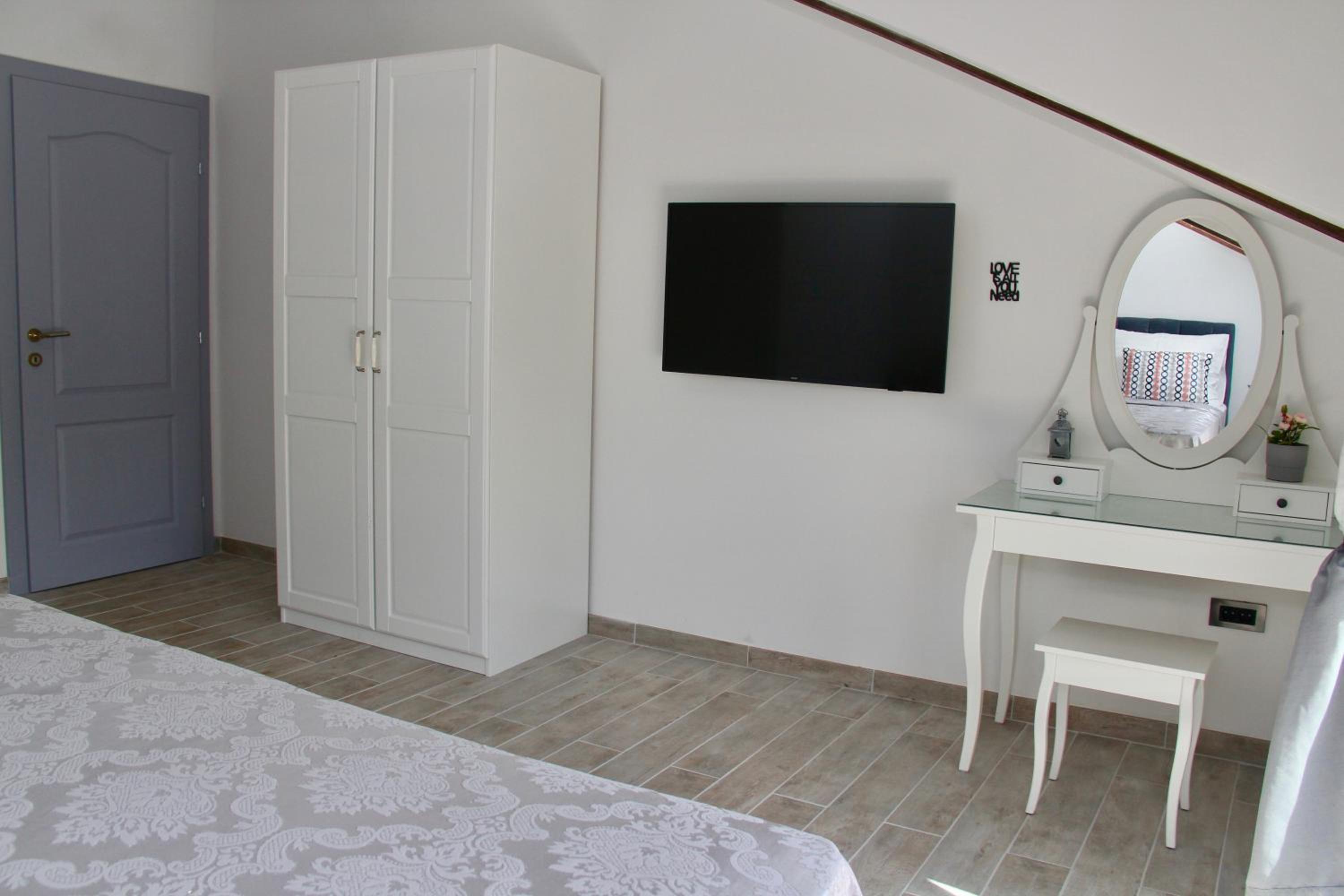 Deluxe Double Room with Balcony - Photo 19