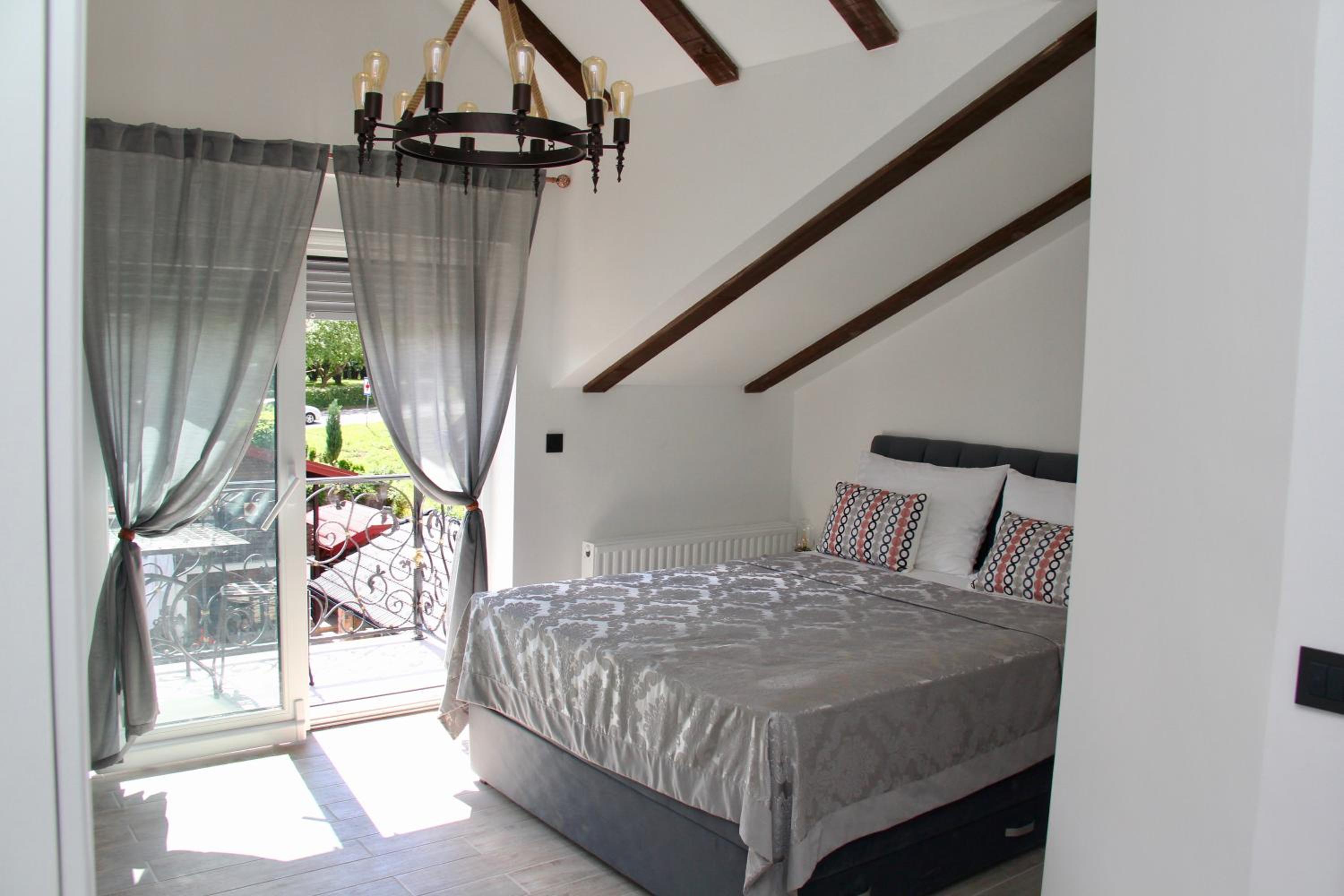 Deluxe Double Room with Balcony - Photo 39