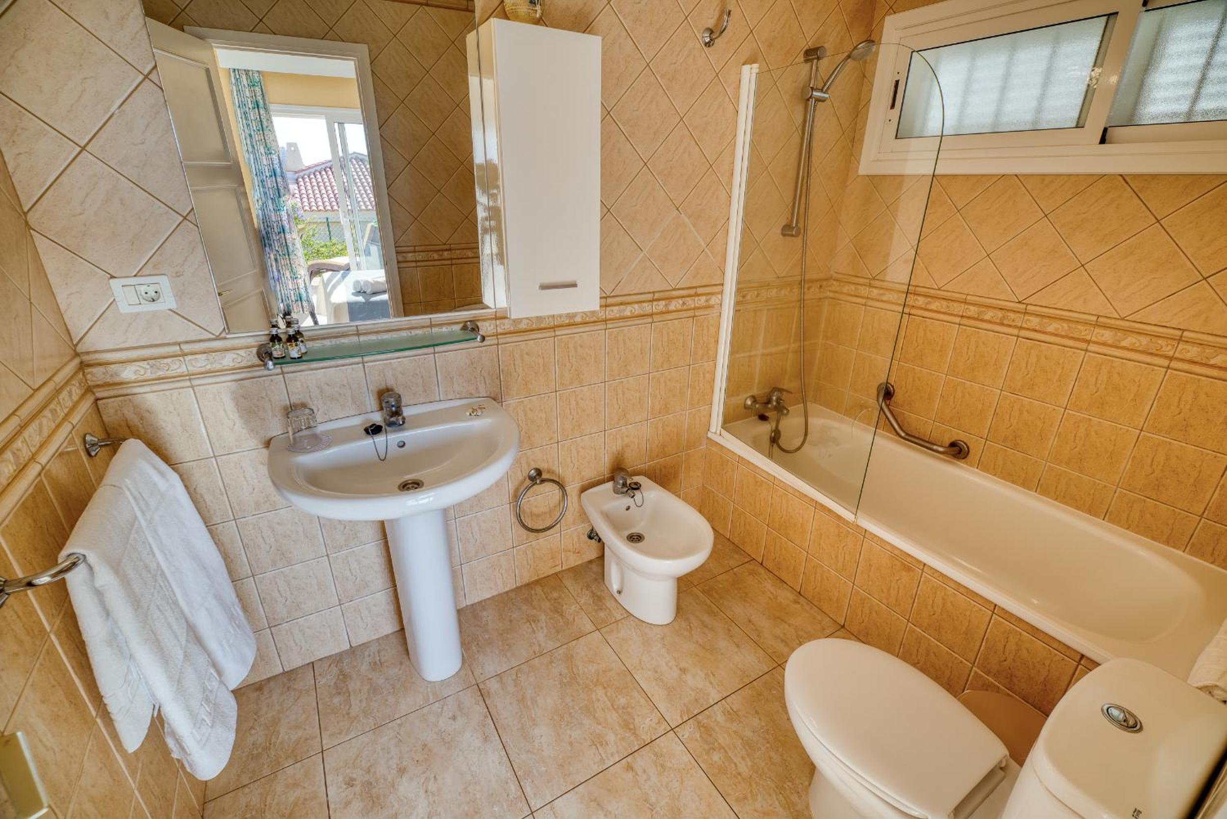 Three-Bedroom House (6 Adults) photo 3